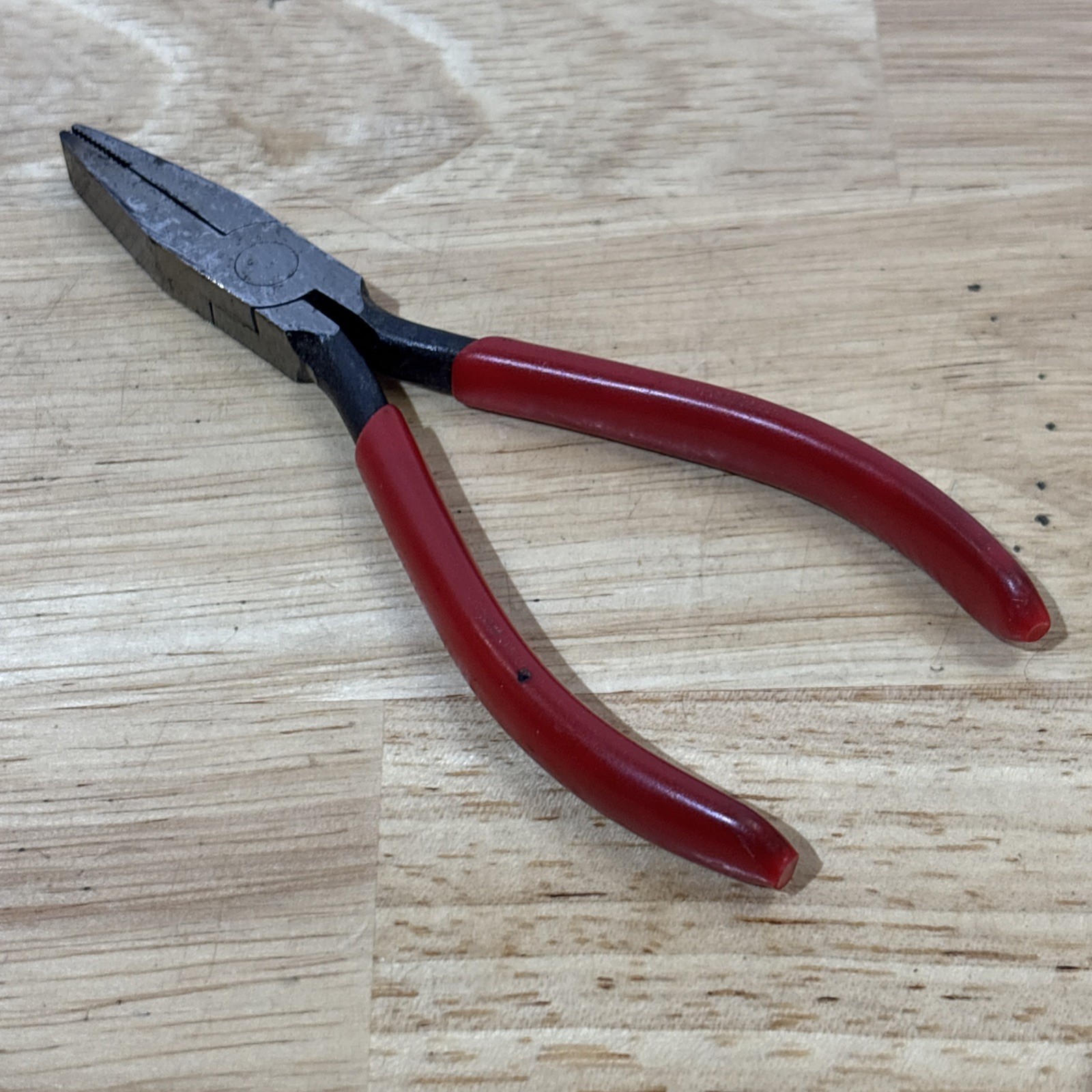 Dayton Mini 4.75″ Duck Bill Pliers Red Handle 6×089 Vtg USA
