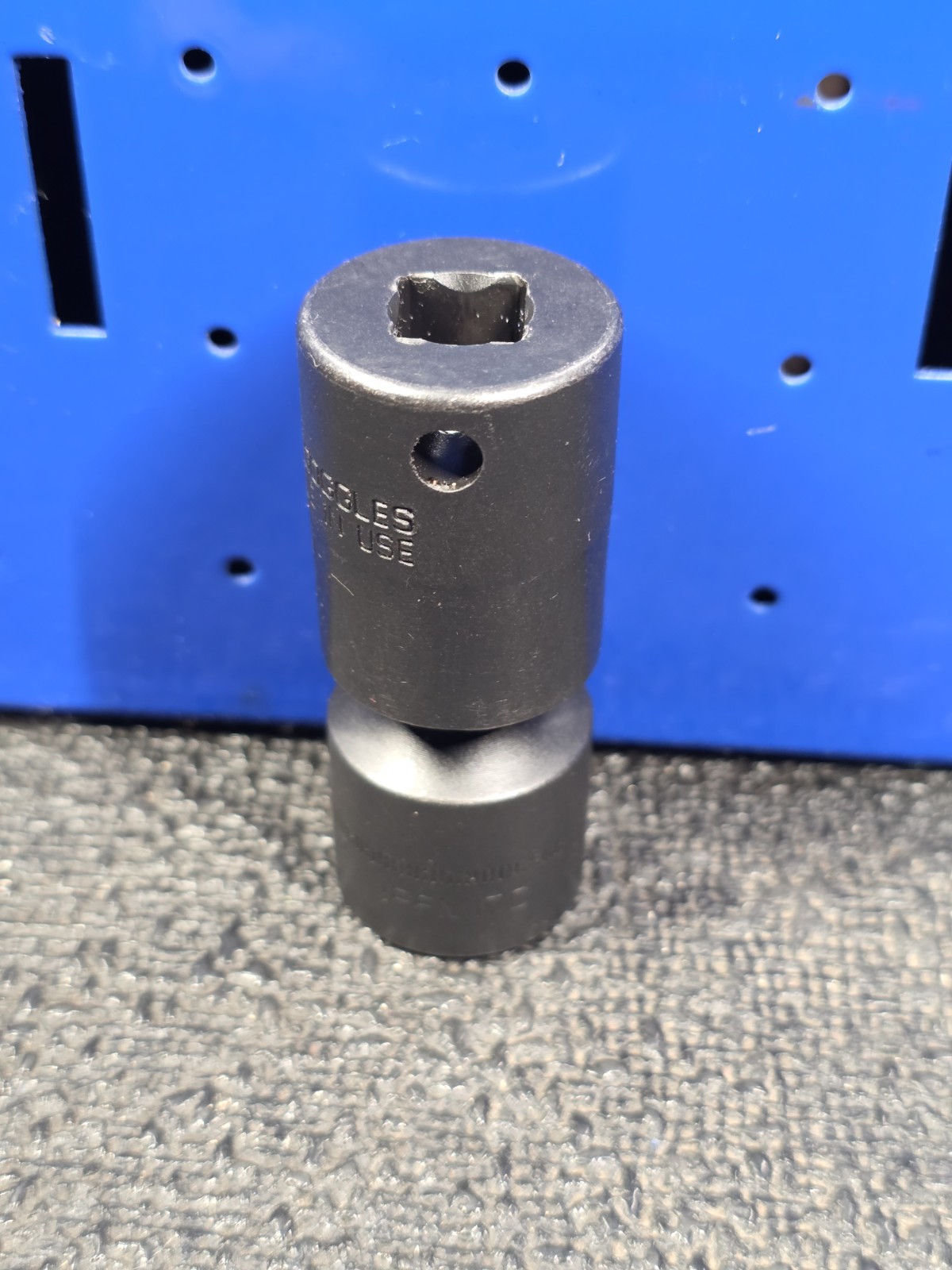 Snap-on Tools IPFM17C 17mm LIGHT USE 3/8″ Drive 6-Point Impact Swivel Socket