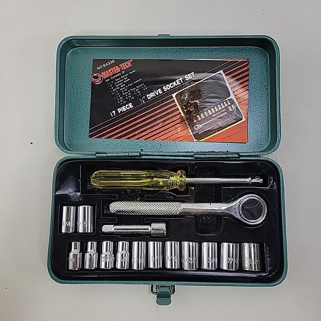 Vintage Master-Tech 17 Piece 1/4″ Drive Socket Set, Metal Case