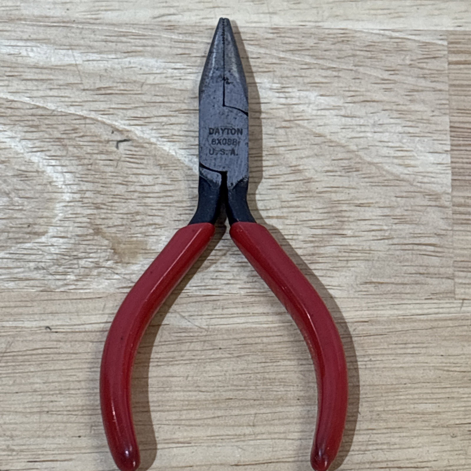 Dayton Mini 4.25″ Needle Nose Pliers Red Handle 6×088 Vtg USA