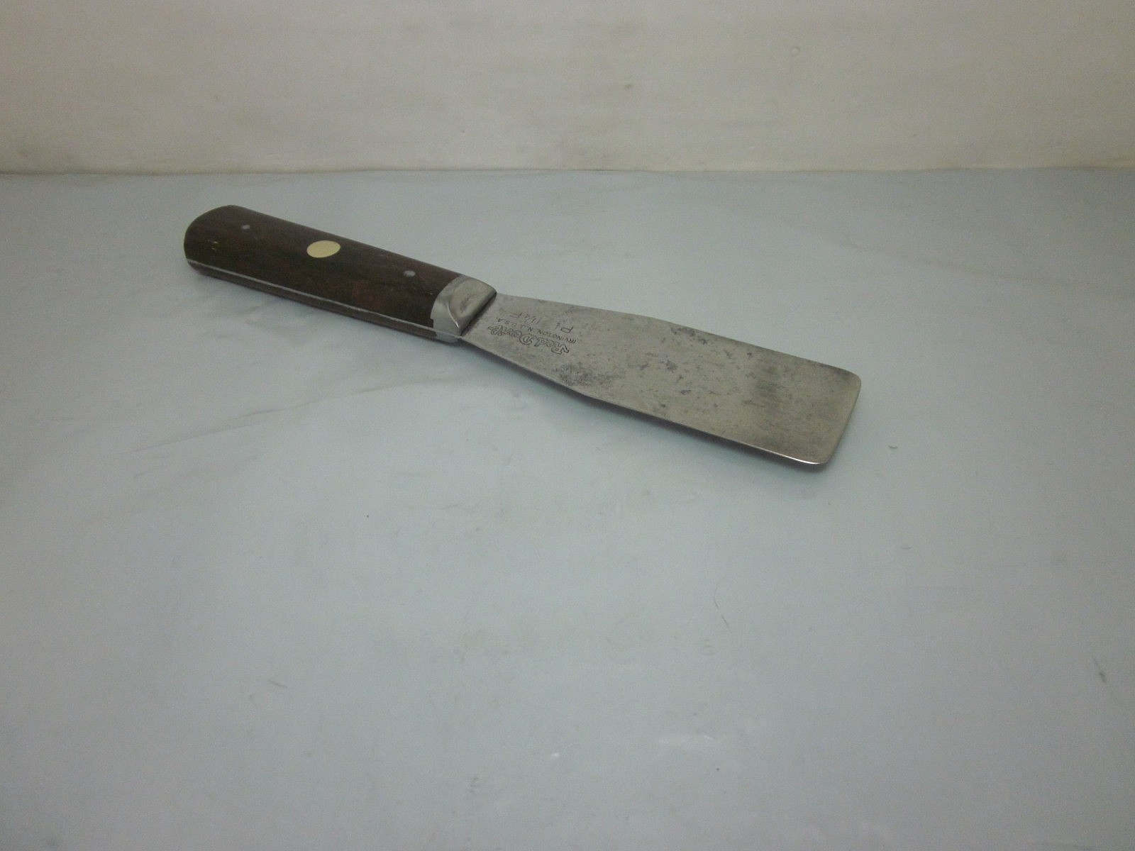 Red Devil 1&1/4″F Flexable Putty Knife Wood Handle 3 Pins USA 1940’s~1950’s Era