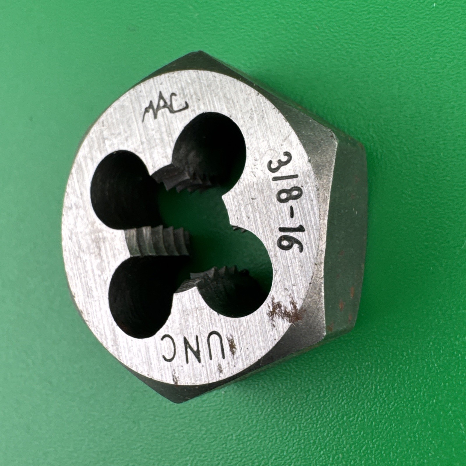 Mac Tools 6524DIA SAE Hexagonal Die 3/8″-16 NC – 1″ Shank