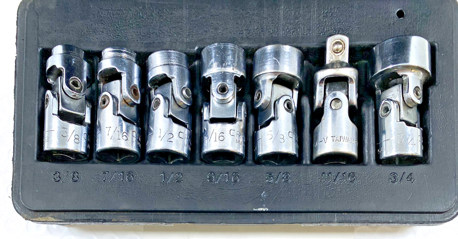 Craftsman 7-Piece 3/8 Drive SAE 12 pt Swivel Flexible Socket 3/8 to 3/4″ Set