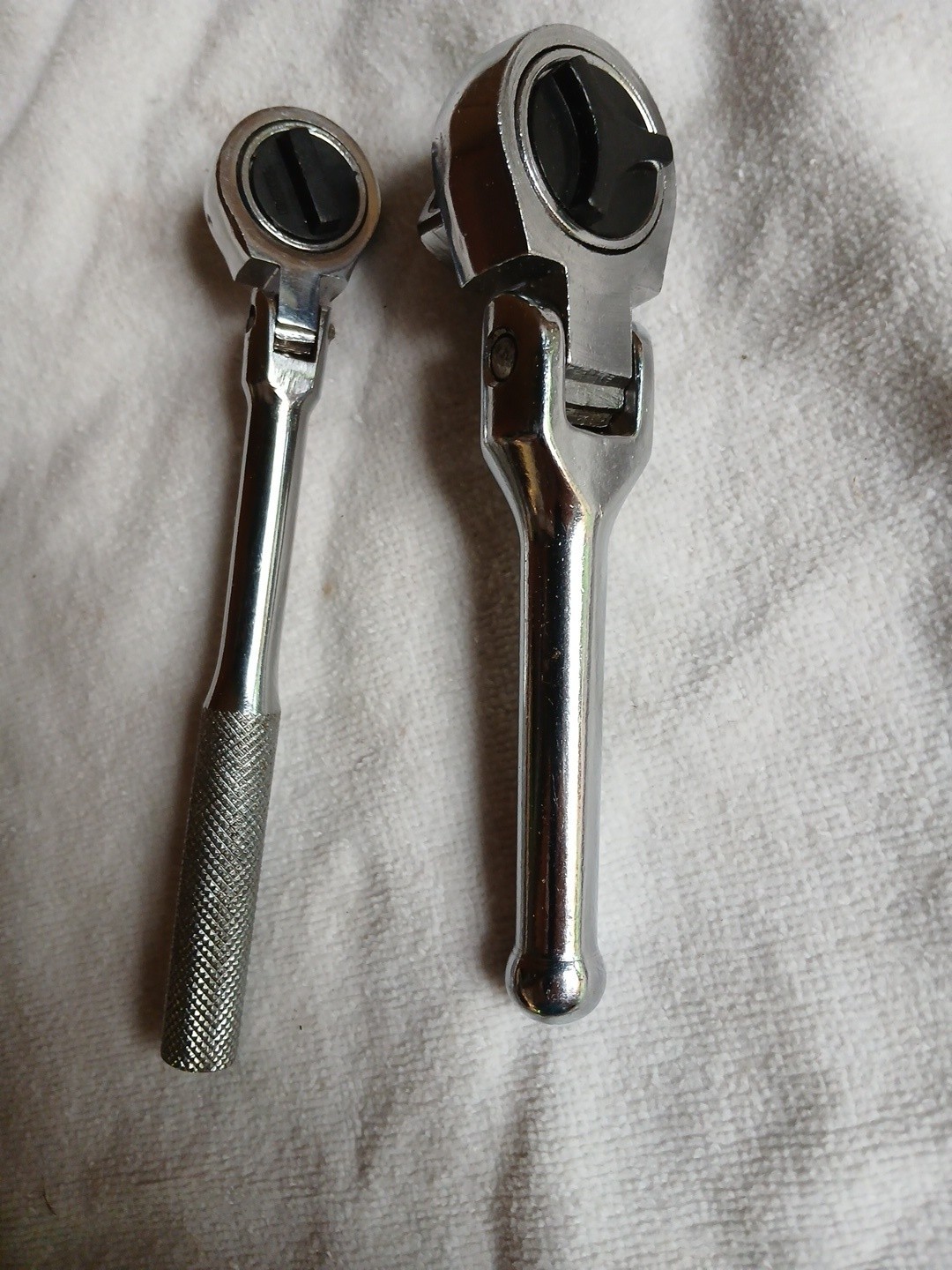 2 Stubby Flex Head Ratchets, 1 – 1/2″ And 1 – 1/4″ Unbranded
