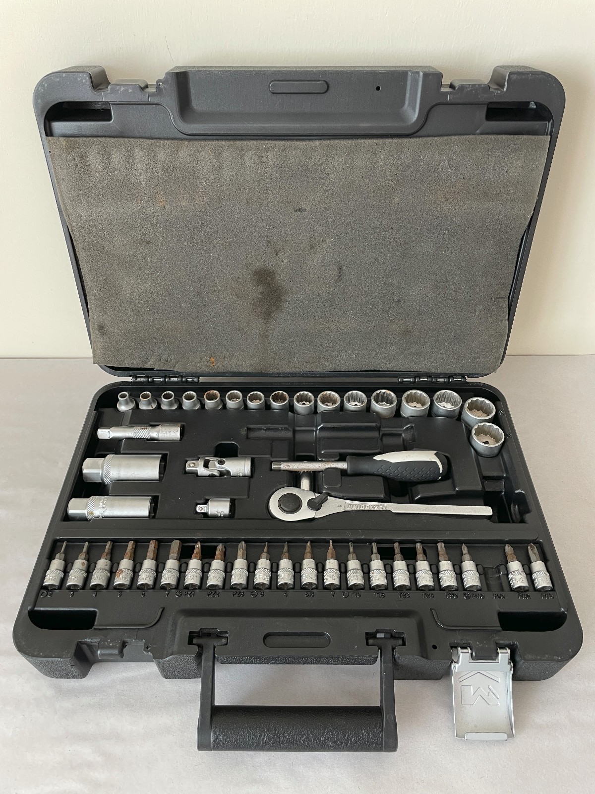 45 Piece 3/8″ Drive Metric Socket & 1/4″ Bit Set With Unior Ratchet Chrome