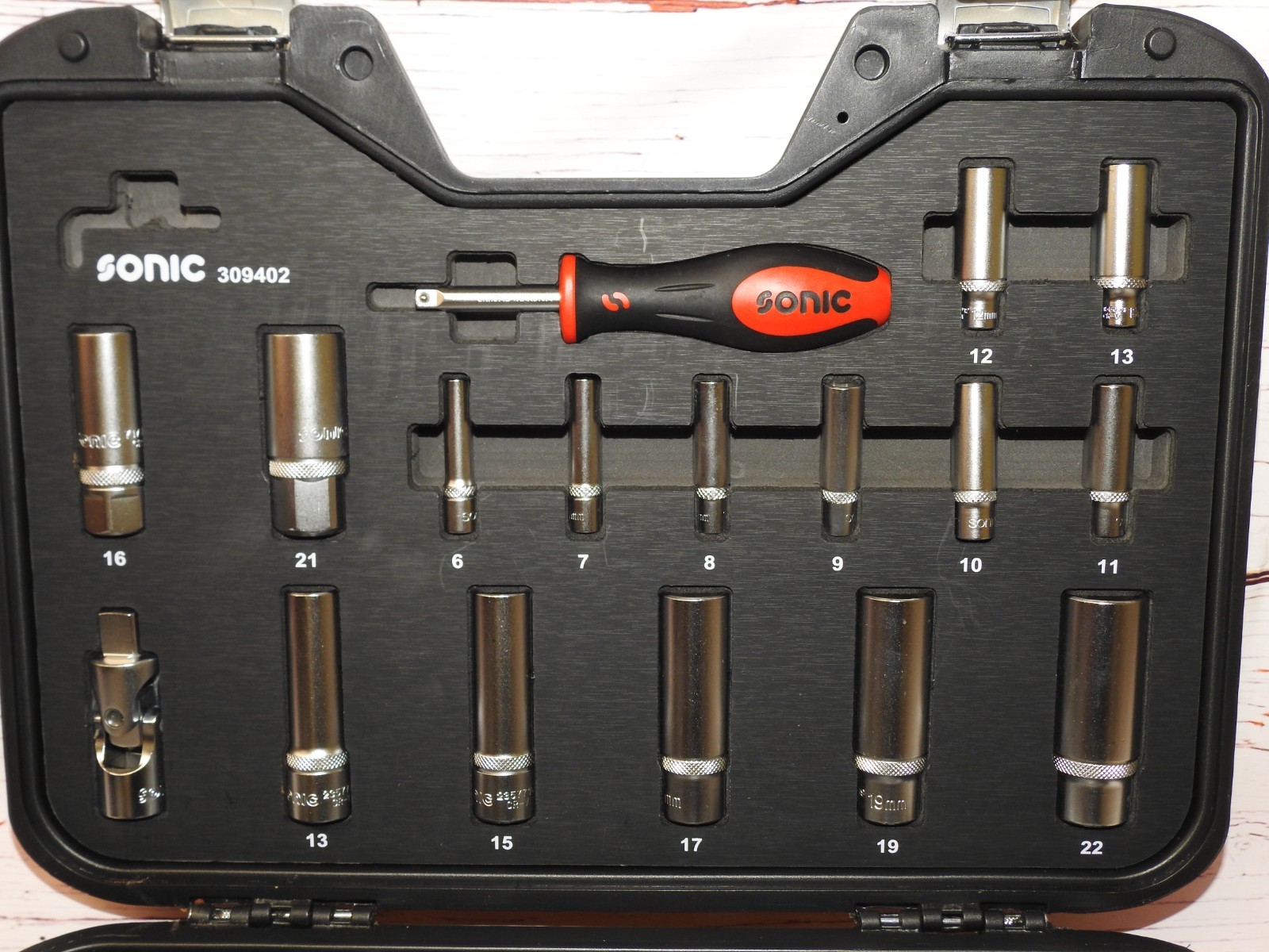 Sonic 309402 95 piece metric combination 1/4″ and 1/2″ Ratchet and socket set