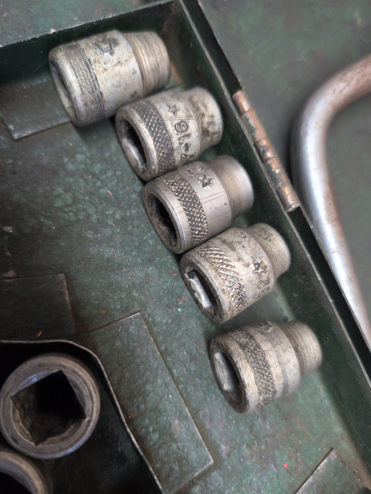 Vintage Indestro 1/2″ Drive Socket Wrench Set Metal Case 6 Point Hex Drive