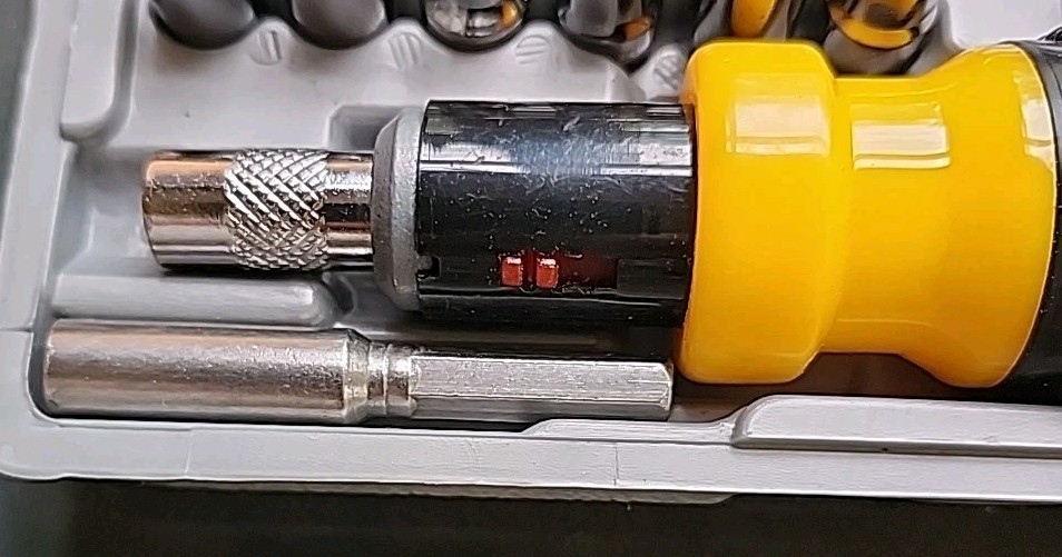 Small Ratcheting Screw Deiver And Socket Set Its A 14 Piece Set