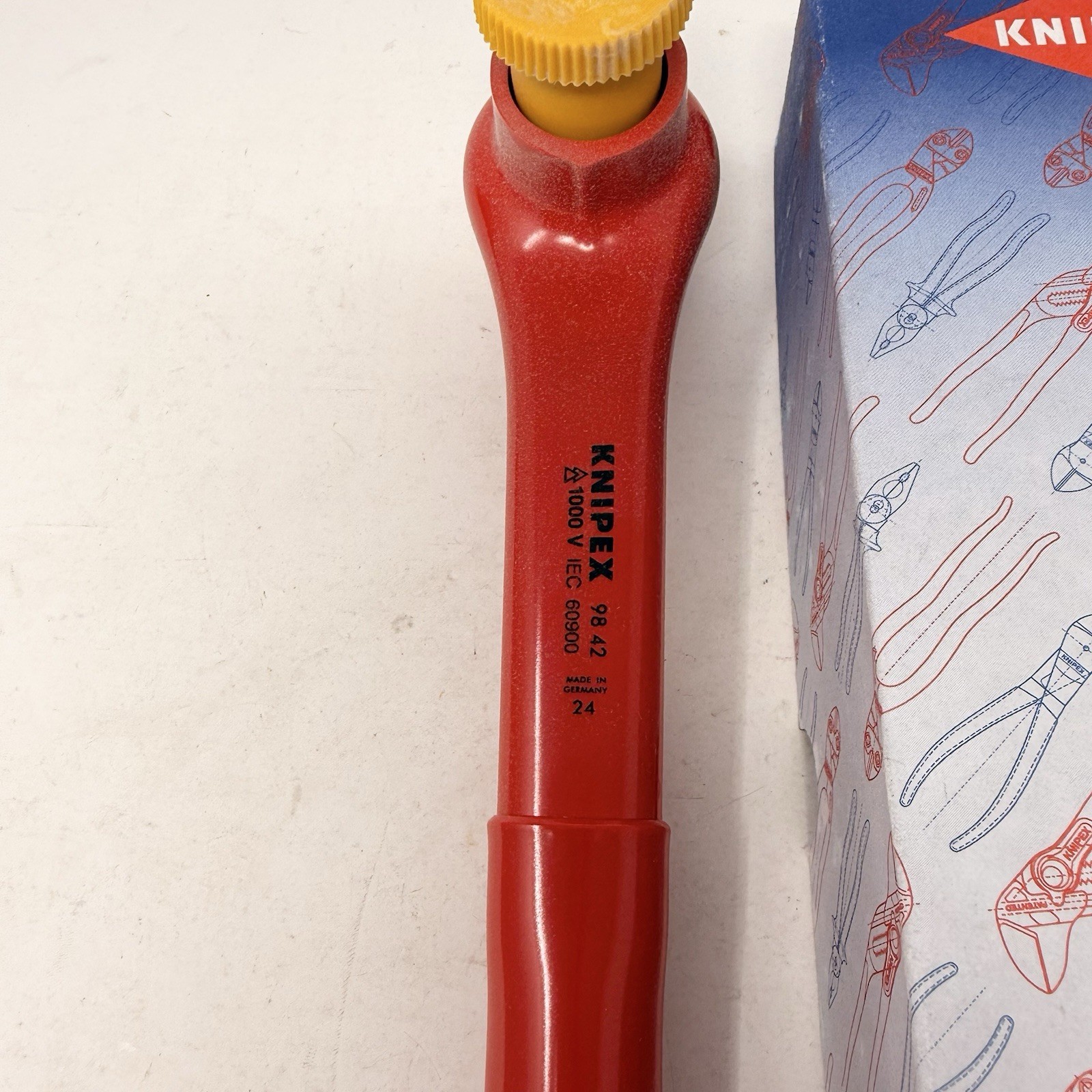 Knipex 98 42, 10 3/4″ Reversible Ratchet, 265mm Drive-1000V Insulated
