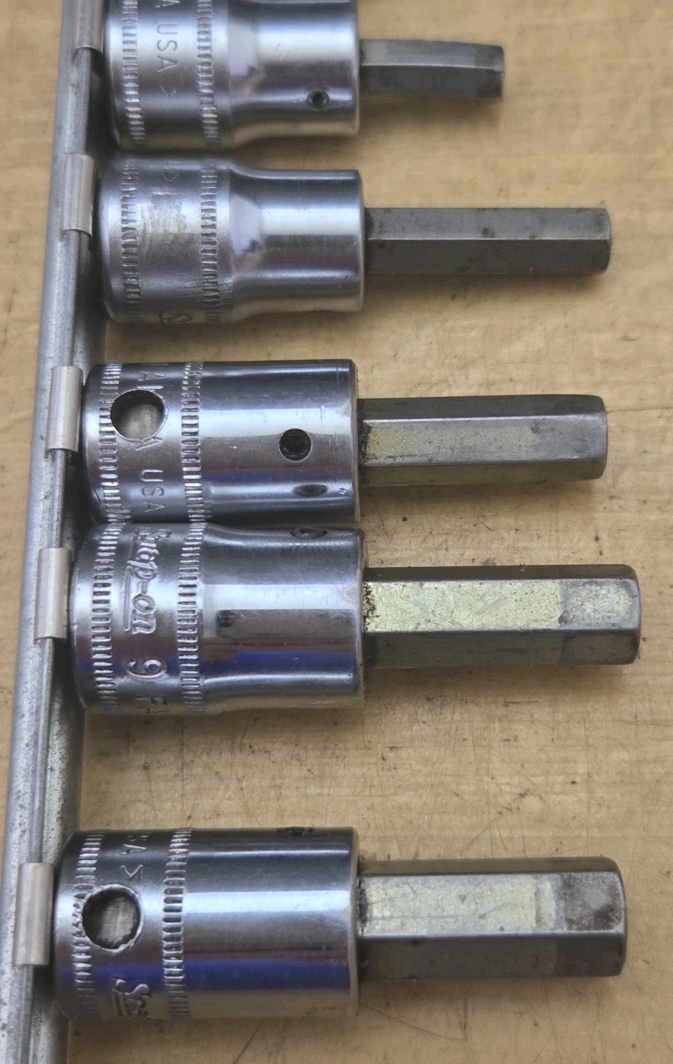 Snap On 210EFTAMY-1/4″ & 3/8″ Dr 10Pc Metric Standard Hex Bit Socket Driver Set