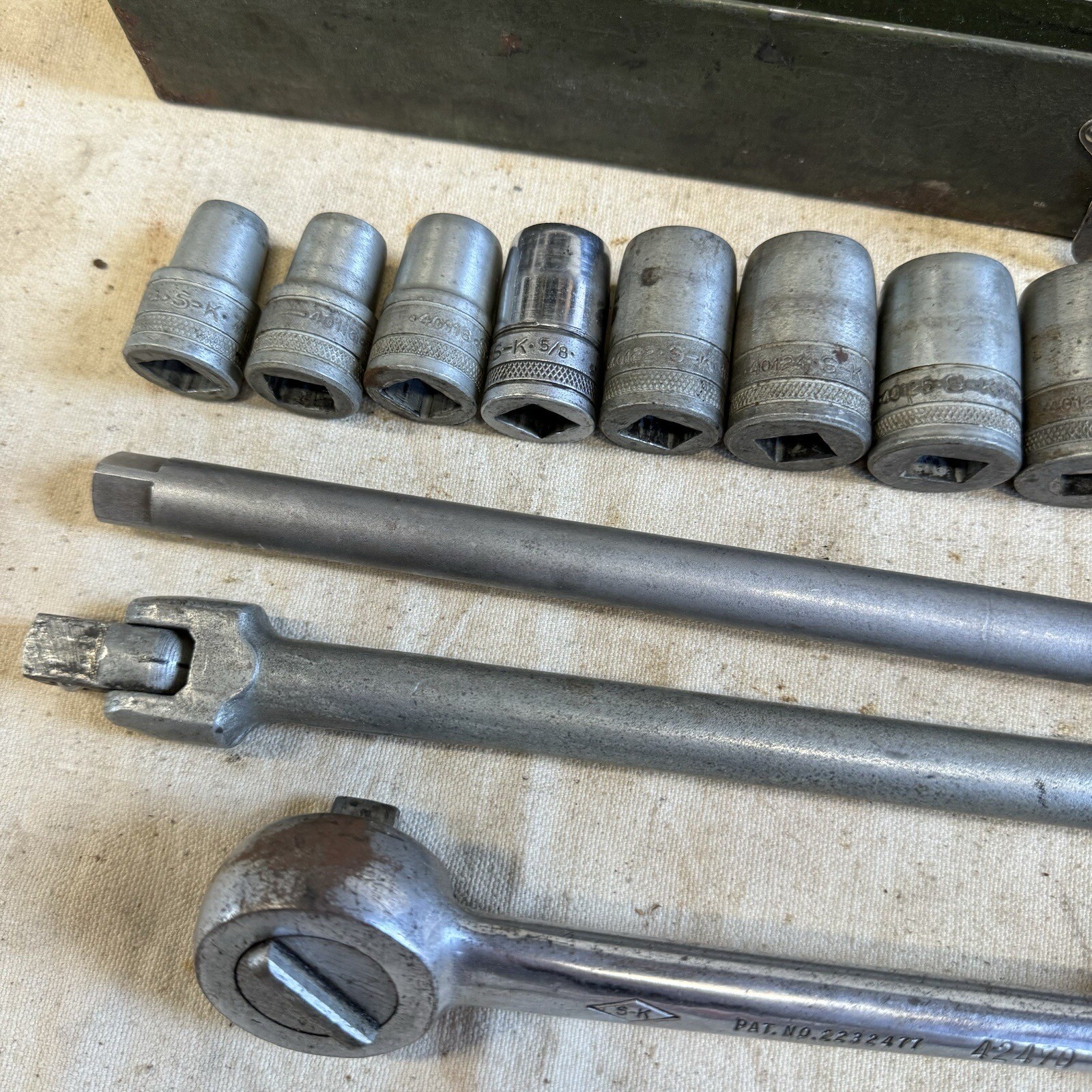 Vintage S-K Tools 17 pieces 1/2″ Drive SAE Socket Ratchet Set Metal Case.
