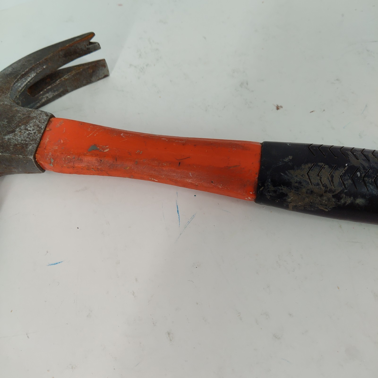 Craftsman 16 oz Claw Hammer With Comfort Grip and Fiberglass Handle No 3820