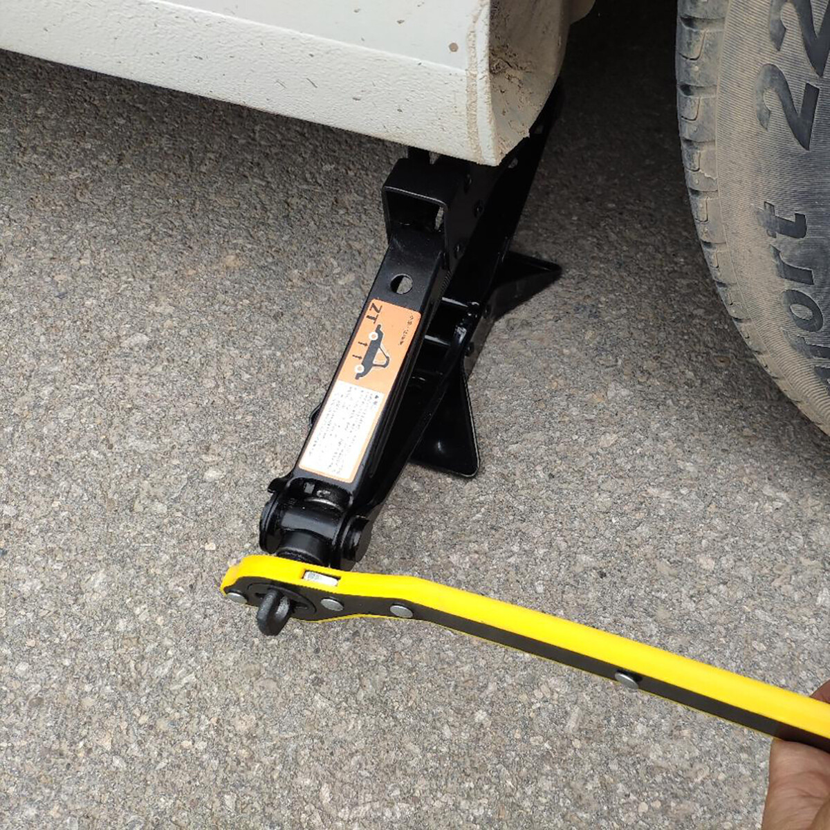Car Scissor Jack Ratchet Wrench Tire Wheel Lug Handle Labor-saving Repair Tool