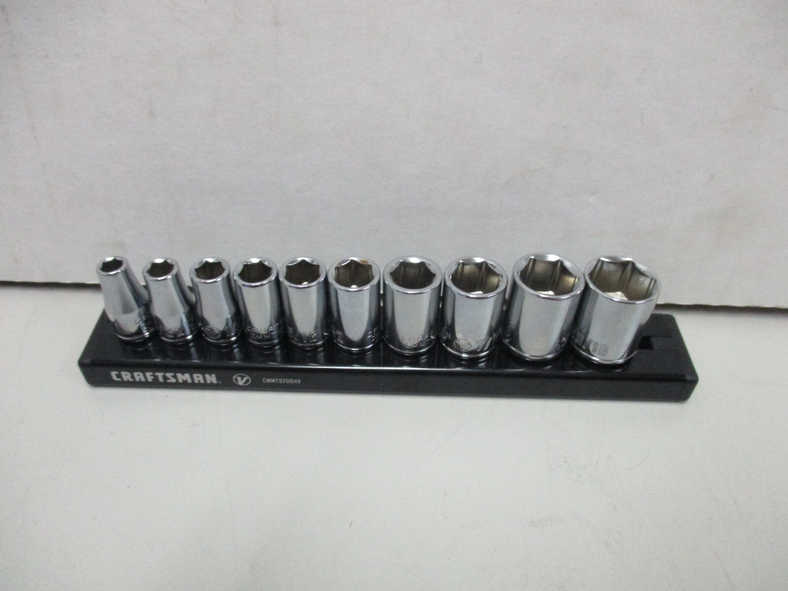Craftsman V Series 1/4″ Dr. 6 Pt SAE Socket Set- Magnetic Rail CMMT17300V