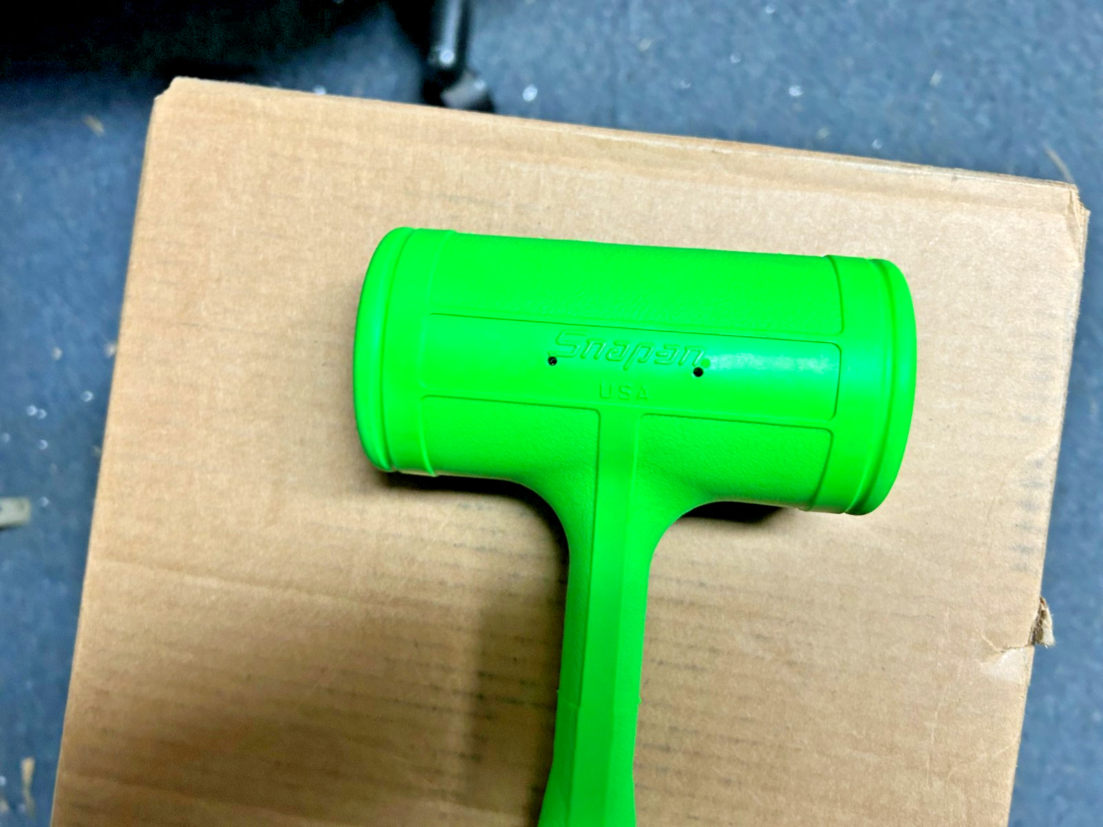 NEW SnapOn Dead Blow Hammer Model HBFE56 56 oz Green Soft Grip Handle