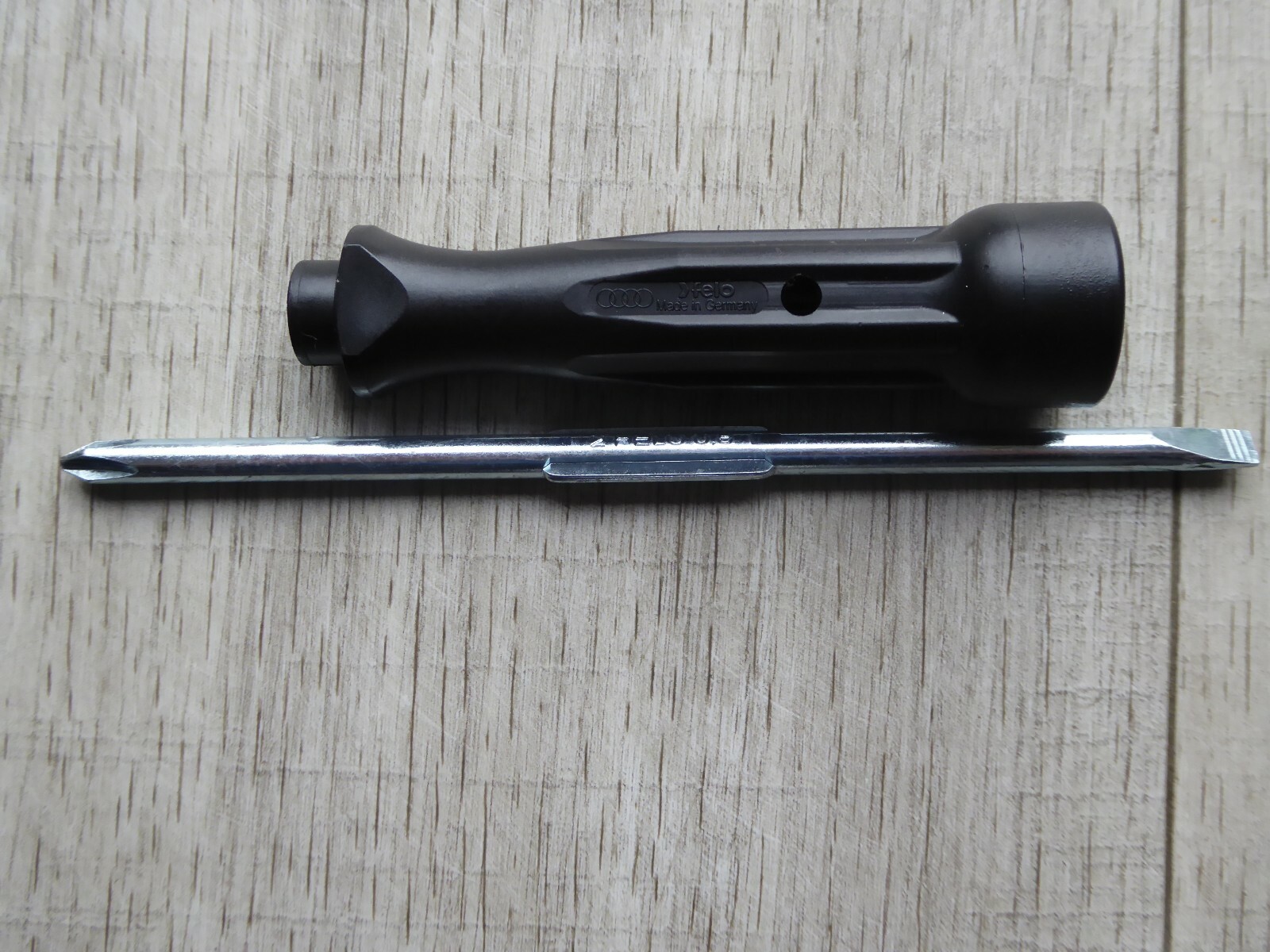 GENUINE VW PASSAT 2015-2020 B8 PHILIPS / FLAT REVERSIBLE TOOL KIT SCREWDRIVER #
