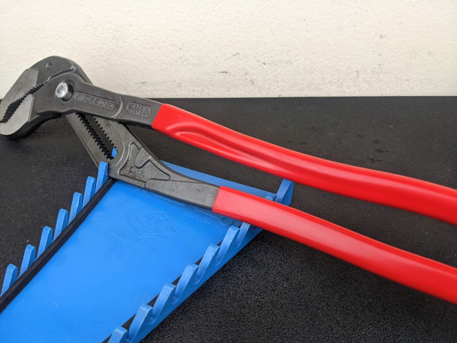 #bm389 Knipex 8701560 22″ Cobra self gripping pliers