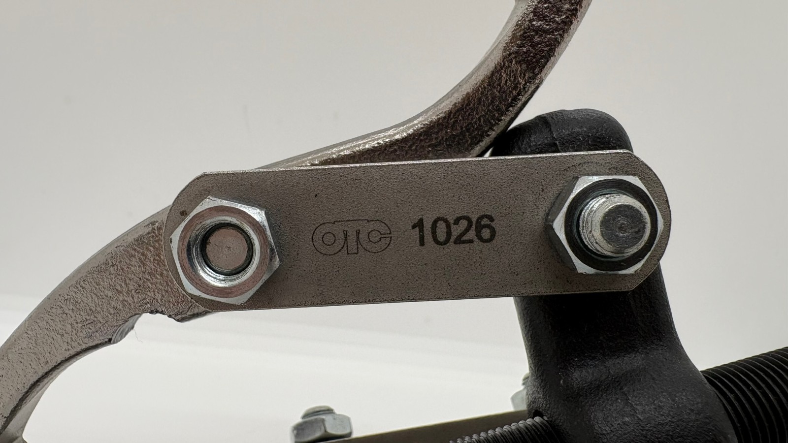OTC 1026 7-Ton 3-Jaw Grip-O-Matic Gear Jaw Puller Reach 4-3/4″ Spread 7″