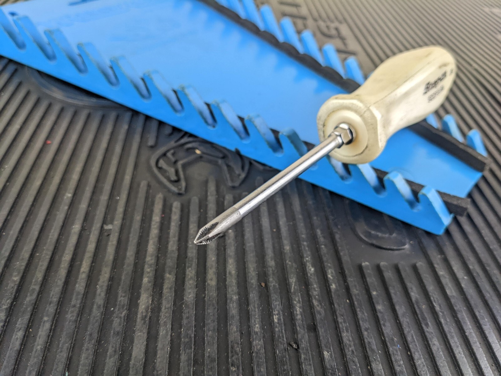 #at943 Snap-on PEARL WHITE #1 Phillips Hard Handle Screwdriver SDDP31IRAPW