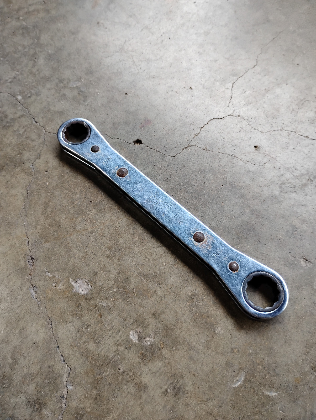 Snap-on Tools USA 5/8 x 11/16″ SAE 12 point Ratcheting Box Wrench R2022