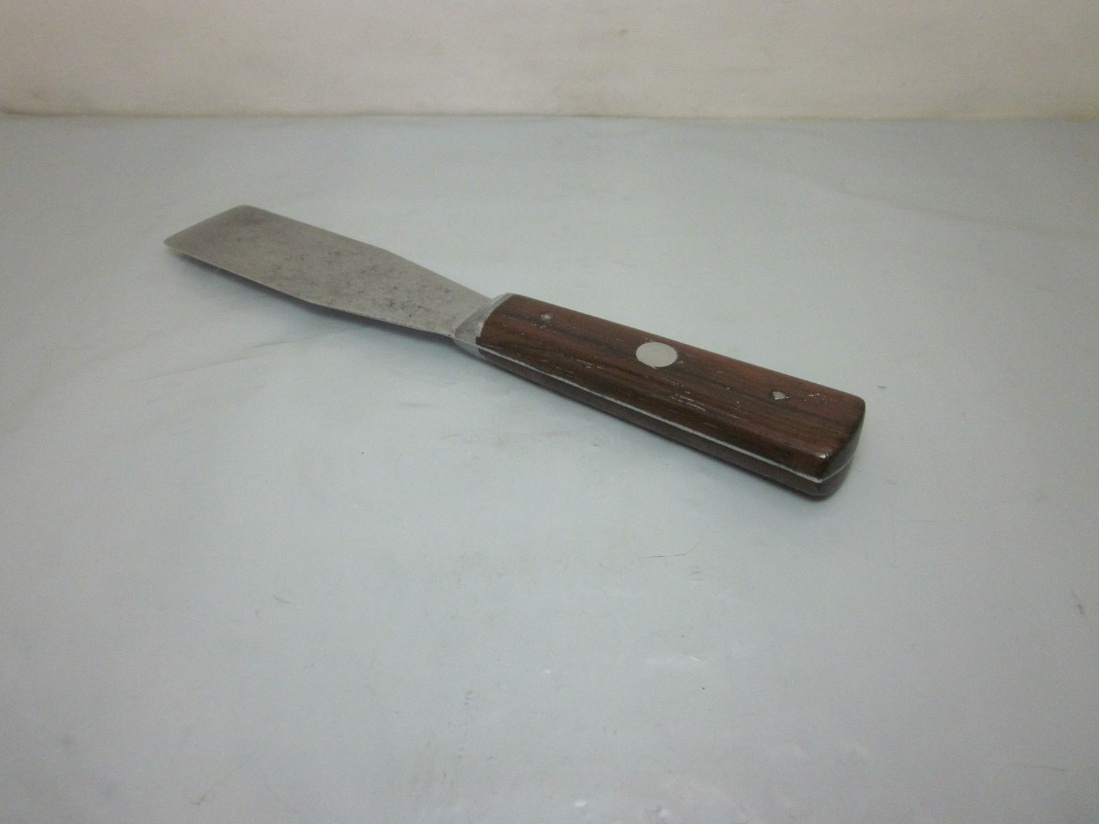 Red Devil 1&1/4″F Flexable Putty Knife Wood Handle 3 Pins USA 1940’s~1950’s Era