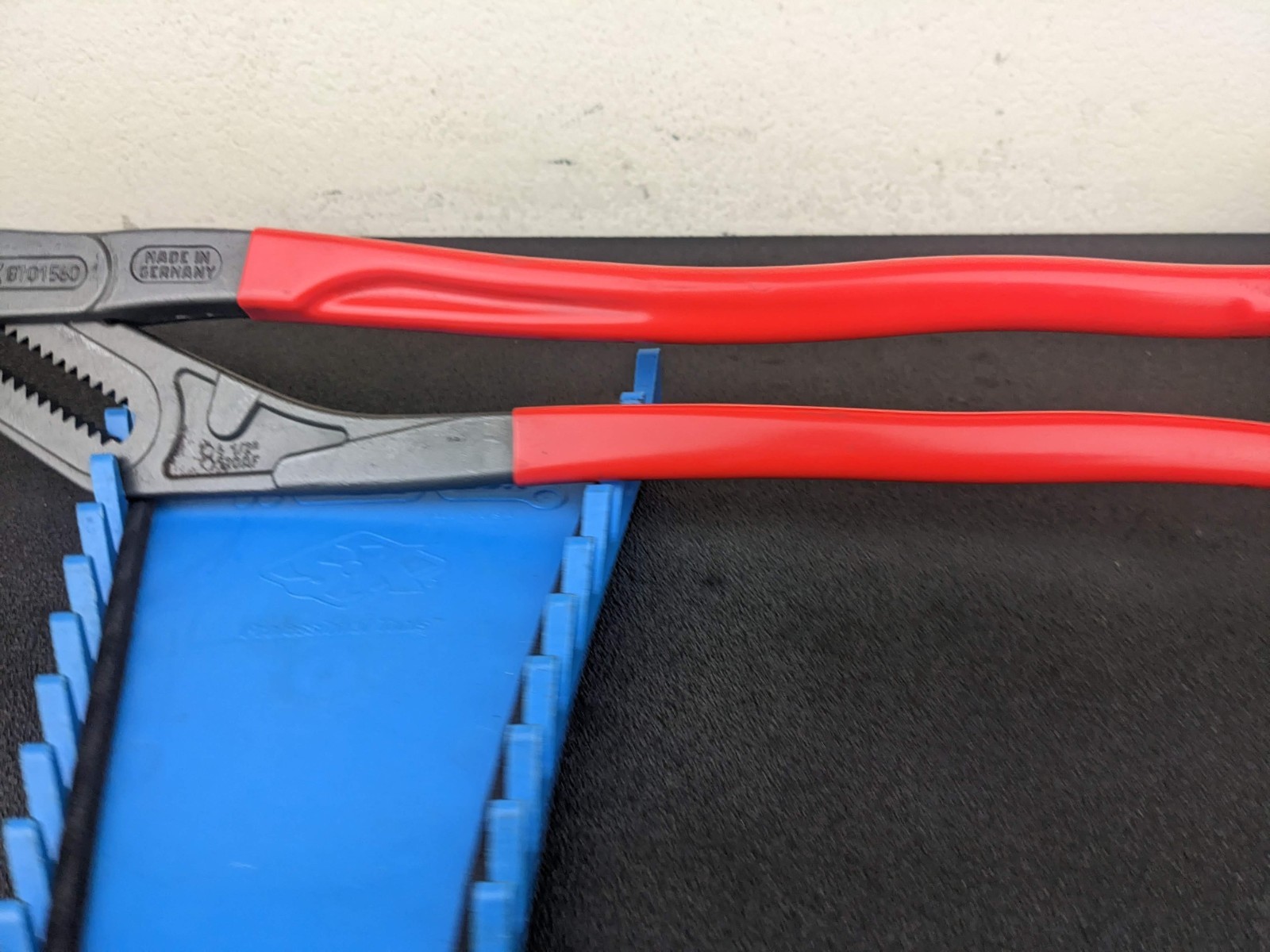 #bm389 Knipex 8701560 22″ Cobra self gripping pliers