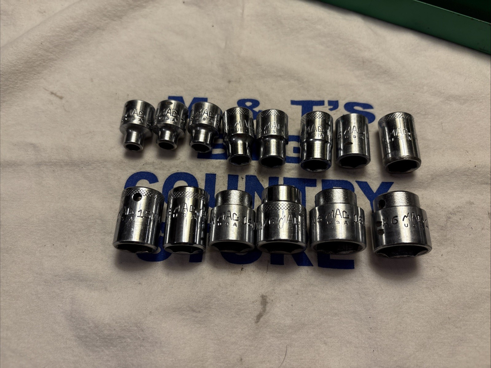 Mac Tools USA 3/8″ Dr 6pt 14pc Metric Chrome Socket Set/Tray 6mm-19mm SXM146TR