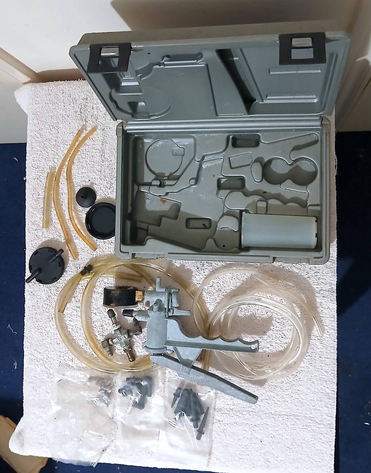 Mityvac Silverline Vacuum Pump Kit Brake Bleeder Hand Tool w/ Case AS-IS