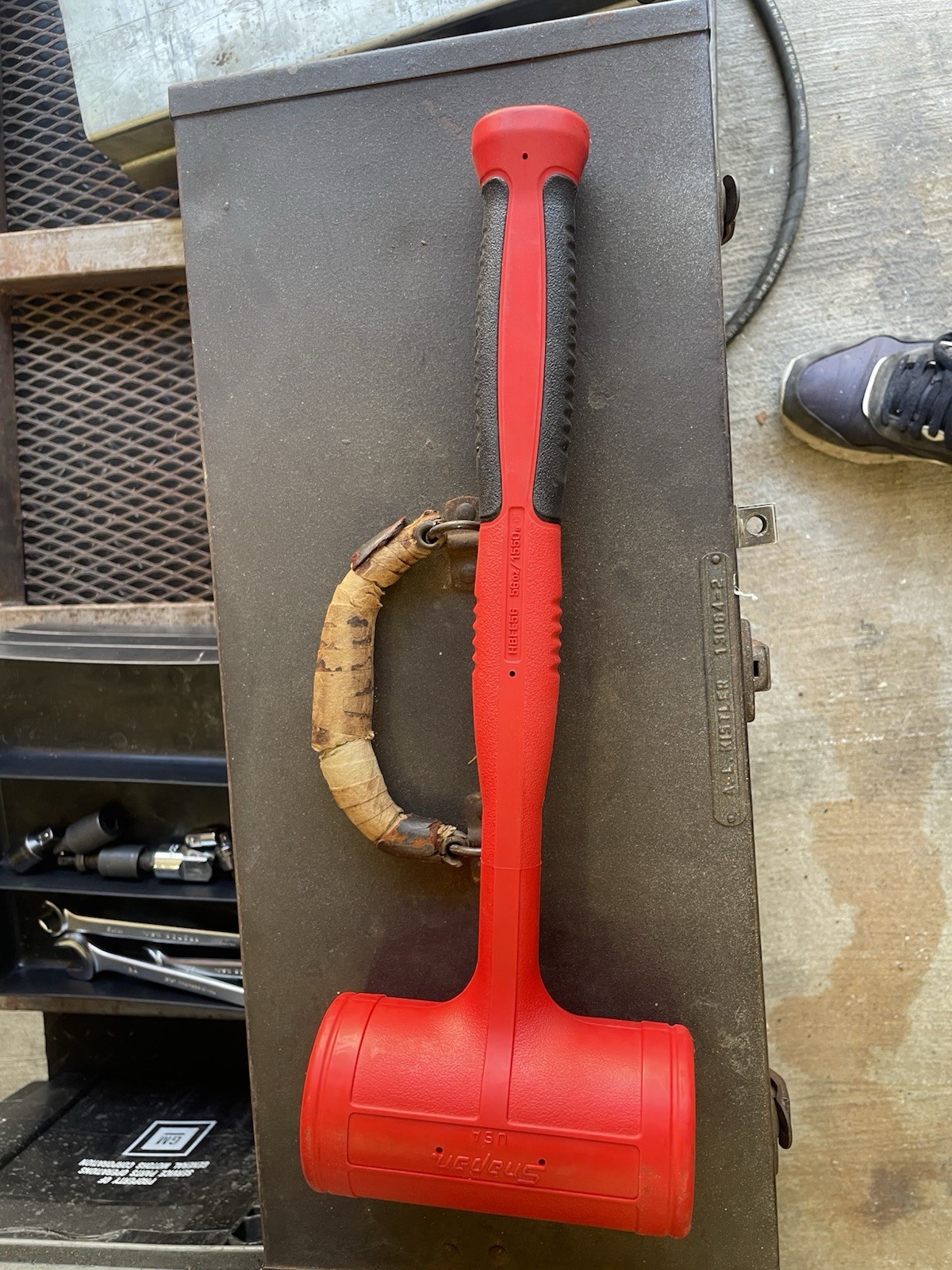 Snap-on HBFE56 56 oz Soft Grip Dead Blow Hammer Red 15-3/4″ Length