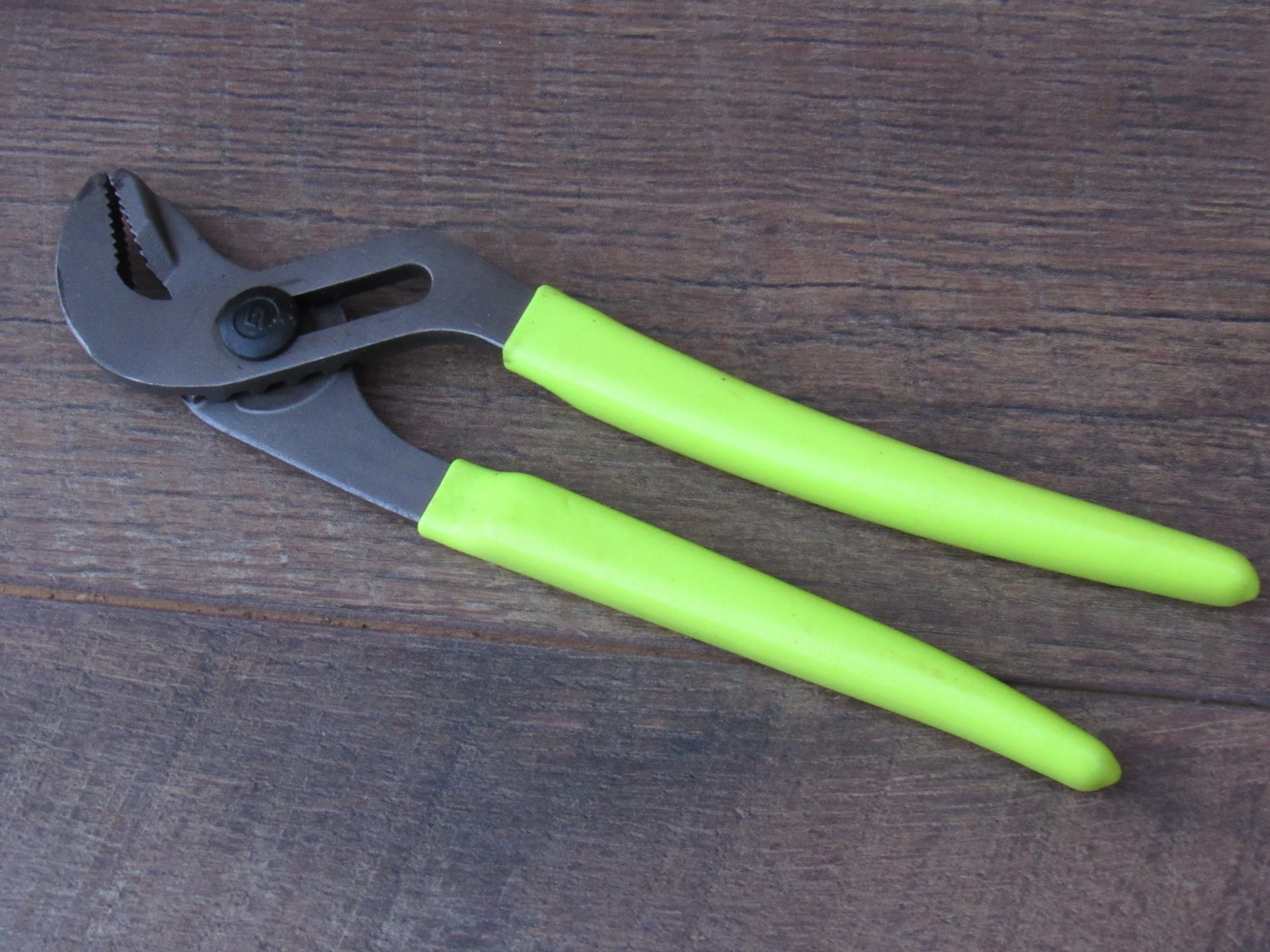 SNAP ON 91ACP HI VIZ YELLOW 9″ ADJUSTABLE JOINT INTERLOCKING CHANNEL PLIERS HV