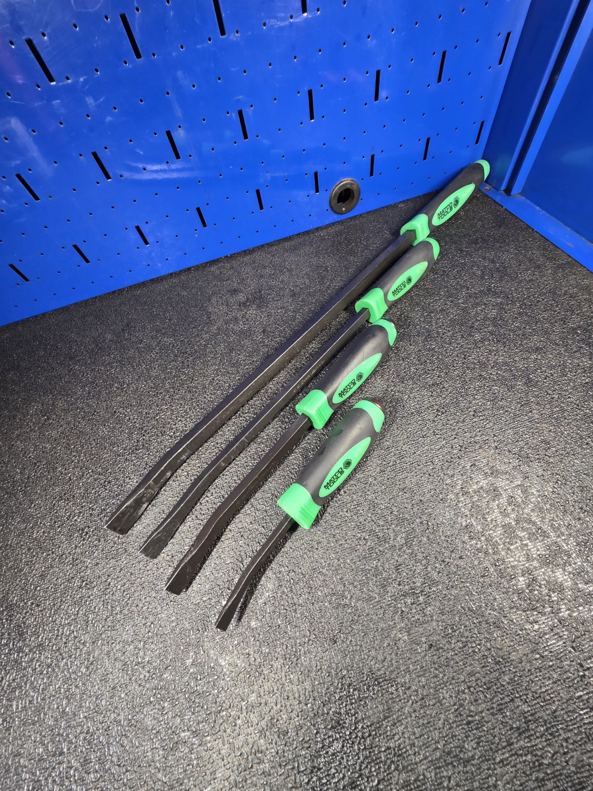 Matco Tools PBSG4C 4-Piece Green Curved Tip Prybar Set 8» 12» 17» 25″
