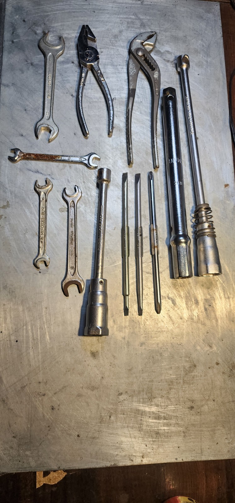 Mercedes W126 Emergency Tools