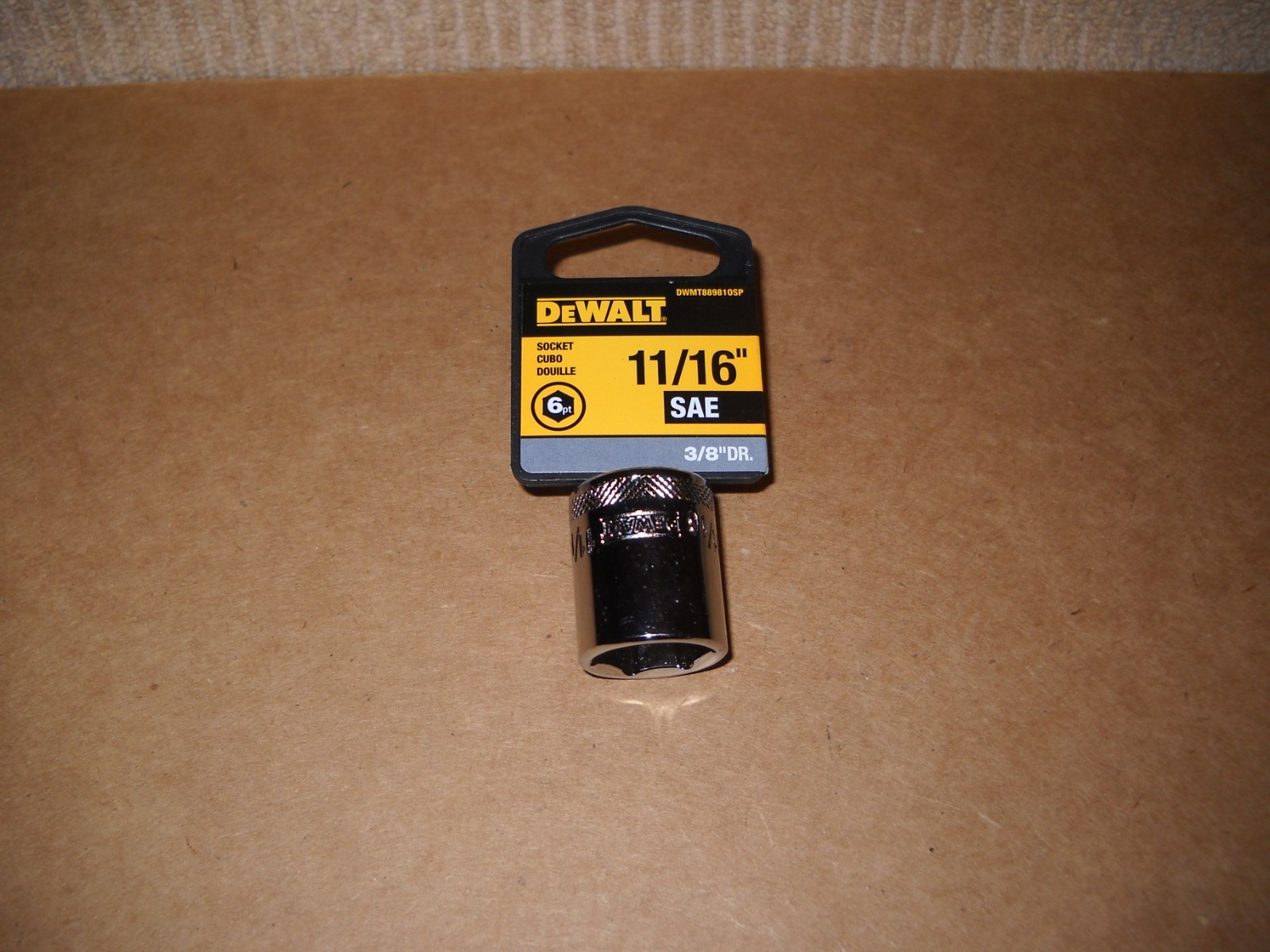 New Dewalt 3/8′ Inch Drive 11/16″ 6 Point Standard Socket New on Hanger