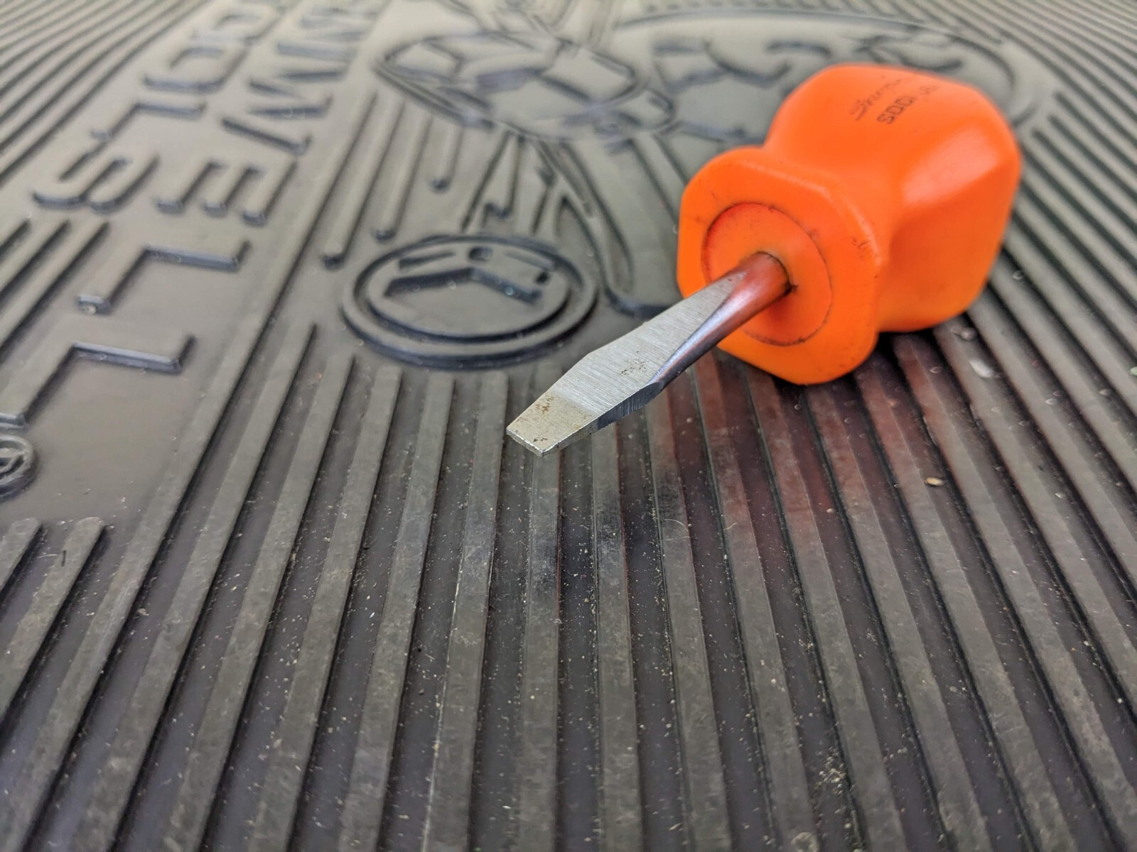 #bg902 Snap On SDD1 Stubby Flathead Screwdriver with Orange Hard Handle / USA