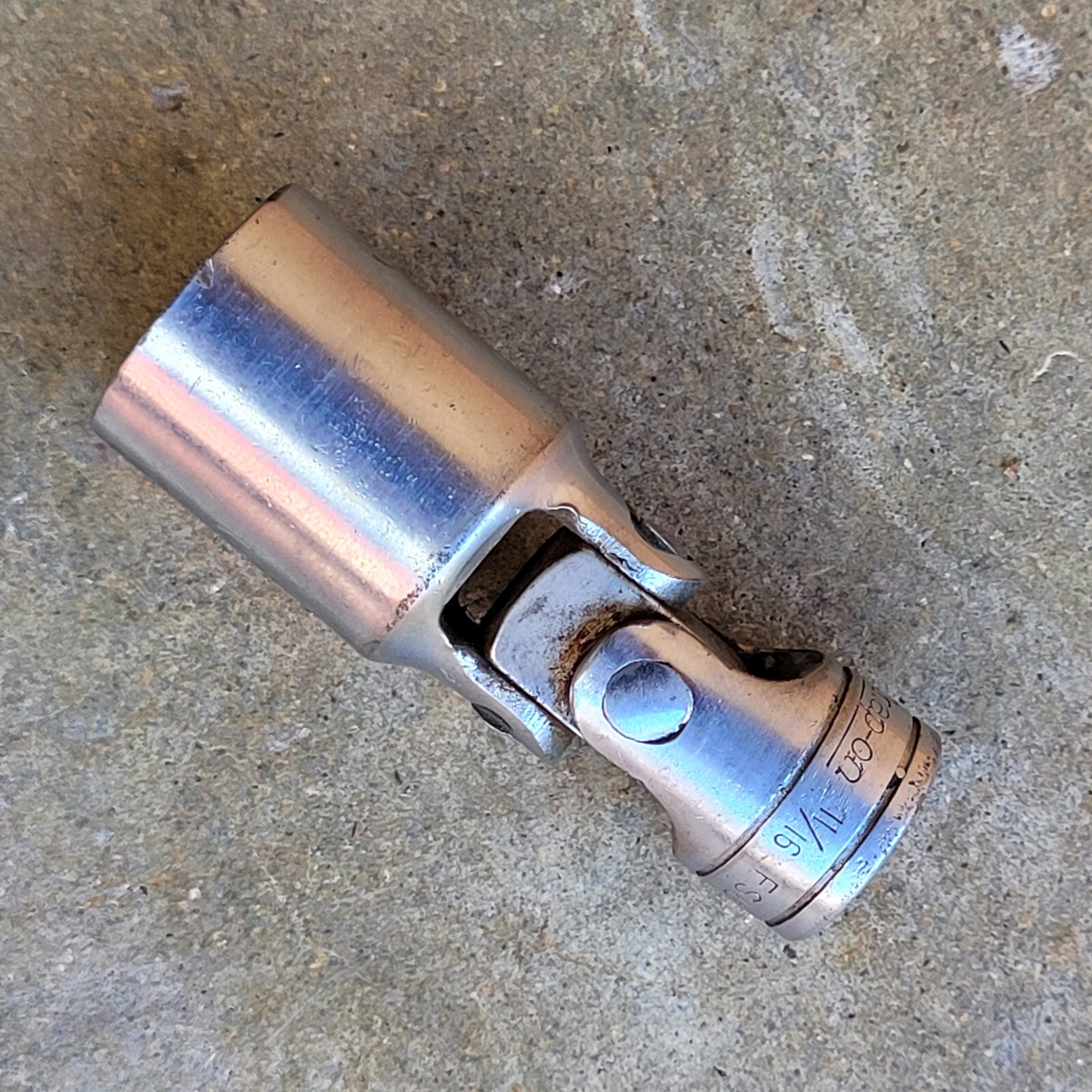 Snap On Tools FSU22 – 11/16″ Semi Deep Swivel Socket, 3/8″ Drive, 6 Point