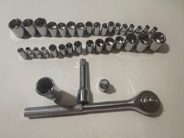 NEW – OPEN BOX 36 PC 3/8″ DRIVE 6 PT METRIC / SAE SOCKET SET W/ RATCHET + EXT