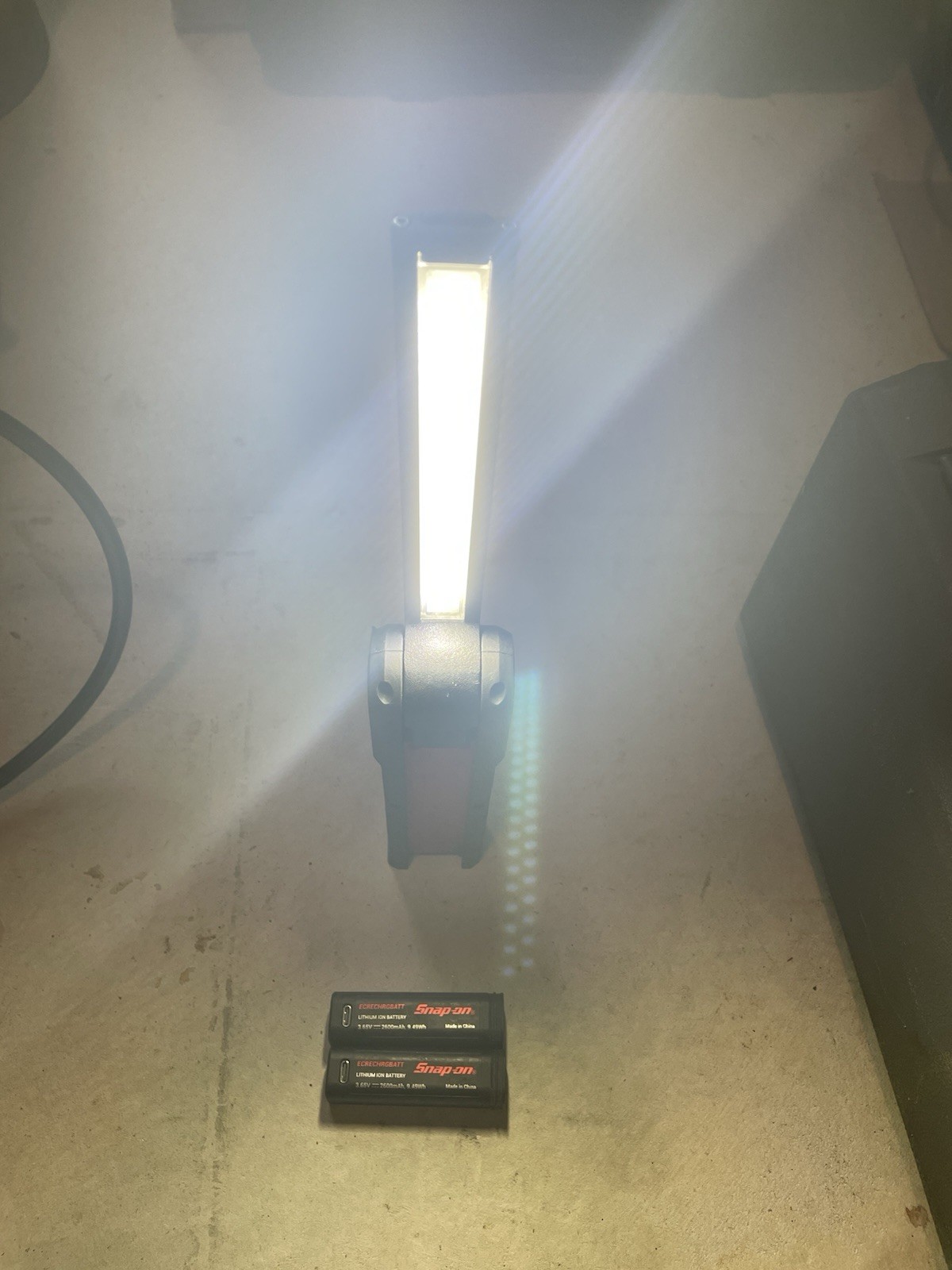 Snap-on ECARG068 LED Rechargeable Flex light – includes 3 batteries – 600 Lumens