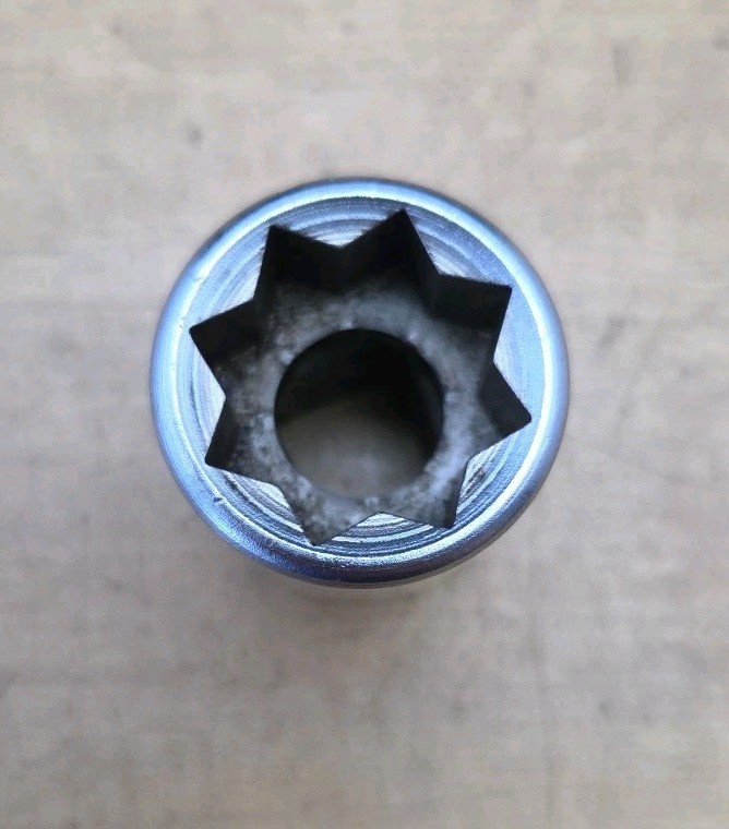 Snap On SW422 – 1/2″ Drive 11/16″ Shallow 8 Pt Double Square Socket