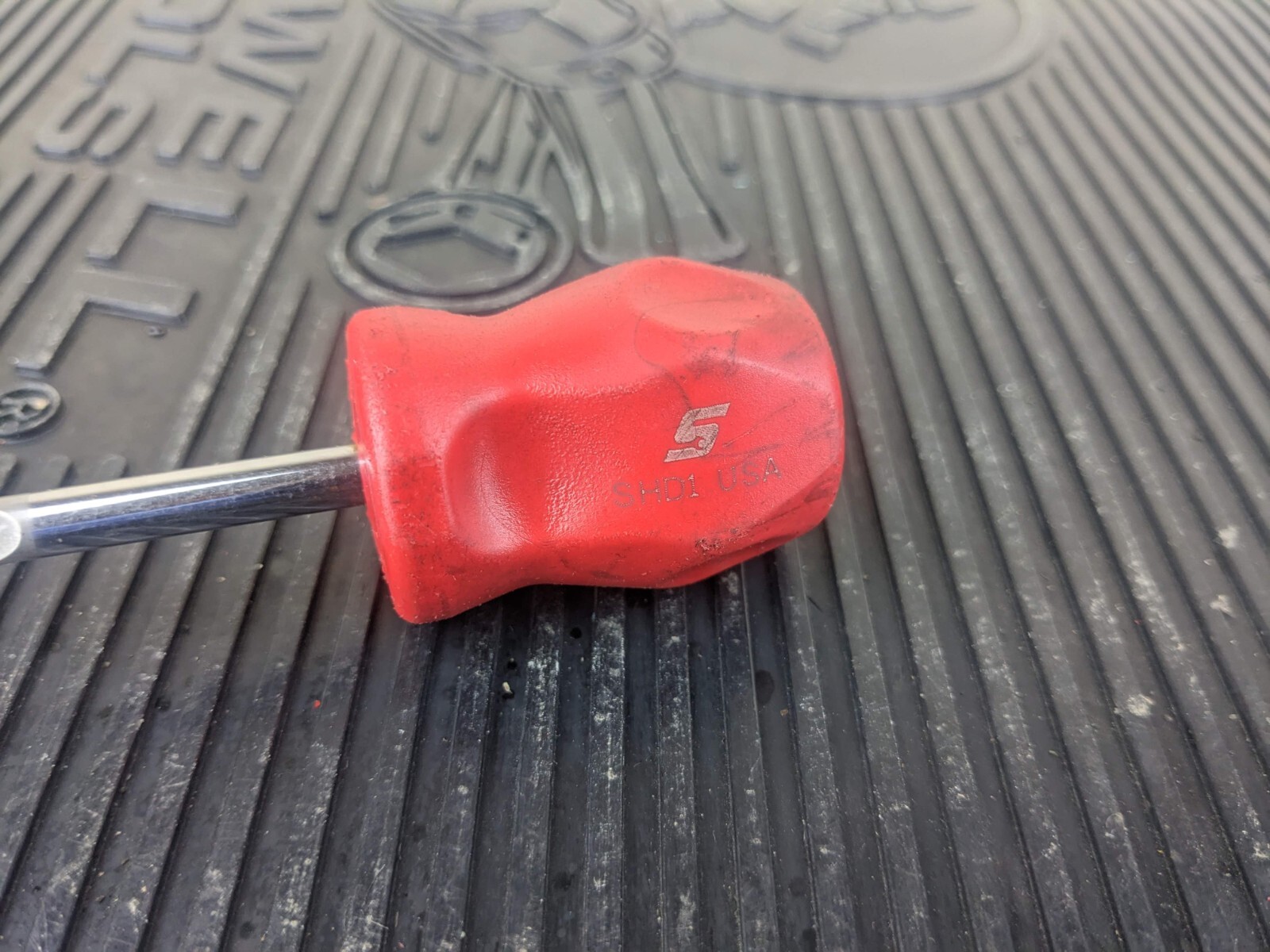 #az235 Snap on Tools SHD1 Stubby Hard Handle Flat Screwdriver RED