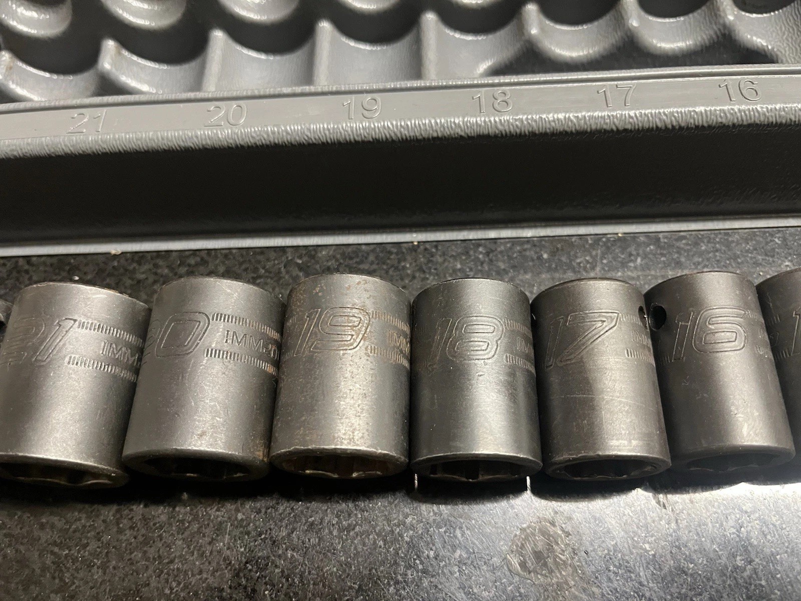 Snap On 15 pc 1/2″ Drive 6-Point Metric Flank Drive Shallow Impact Socket Set