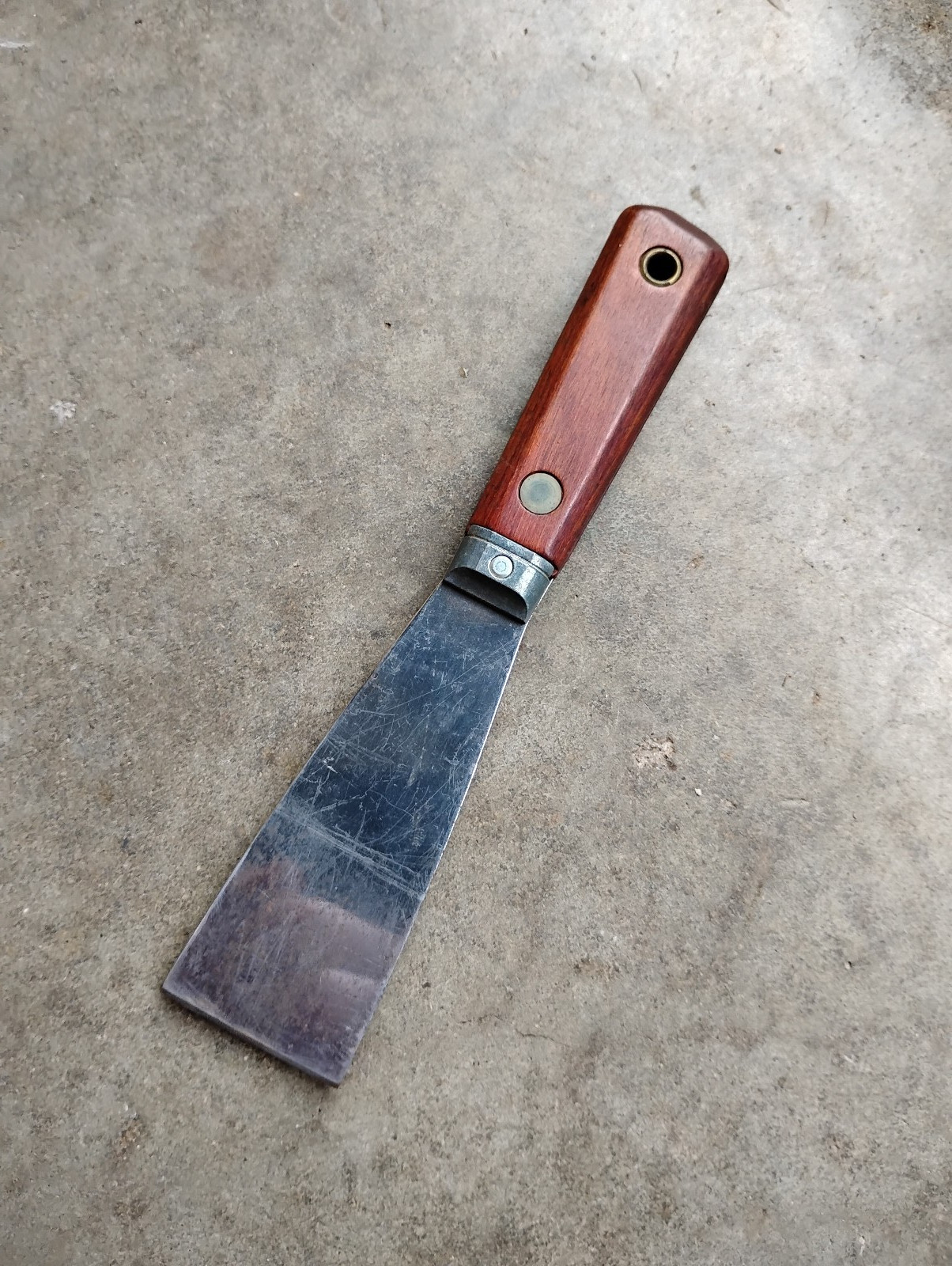 Red Devil 1-1/2″ Stiff Putty Knife Wood Handle Brass Pin USA