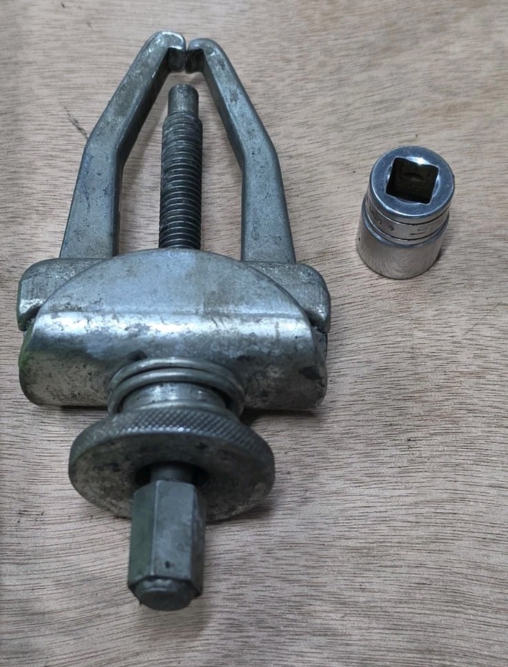 Snap On 9/16″ Socket With An Unmarked Puller That Looks Like CG240
