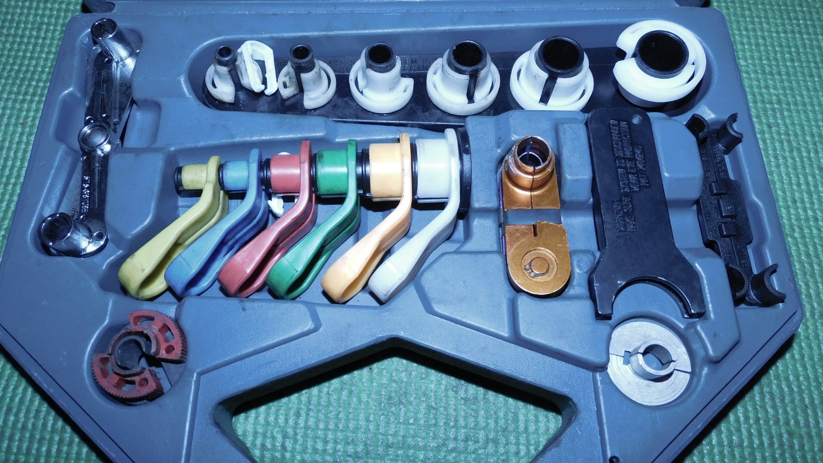 Lisle #39900 19pc A/C and Fuel Line Master Disconnect Tool Set, Premium Used.