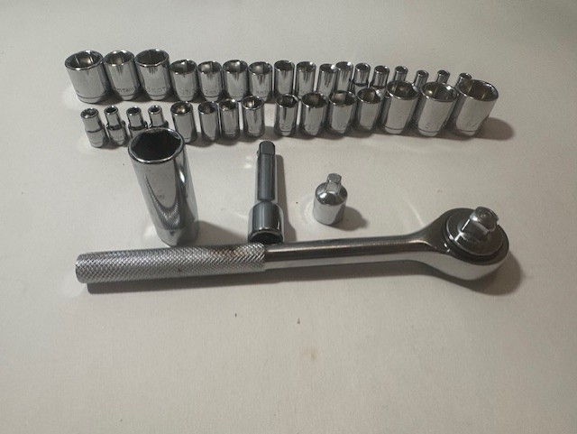 NEW – OPEN BOX 36 PC 3/8″ DRIVE 6 PT METRIC / SAE SOCKET SET W/ RATCHET + EXT