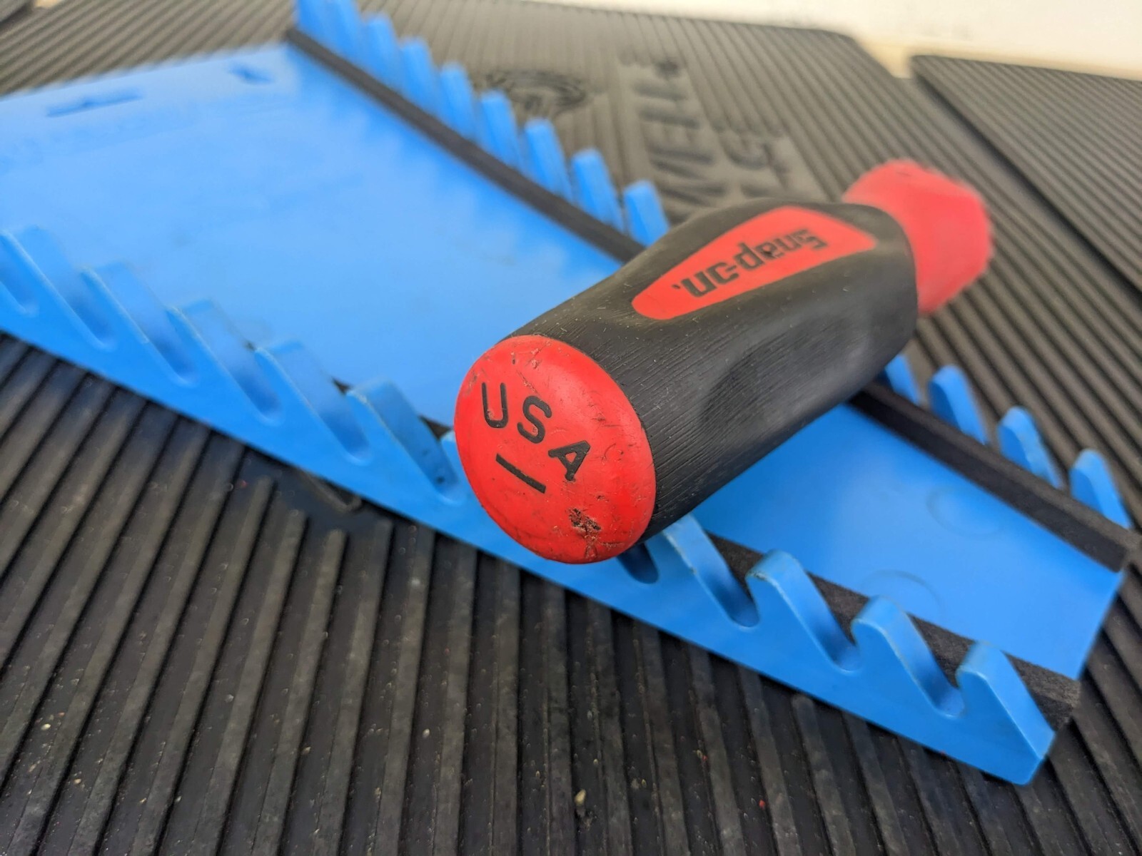 #bd747 Snap-on USA RED Soft Grip for 7/32″ Flat Cabinet Screwdriver SGD4120BR