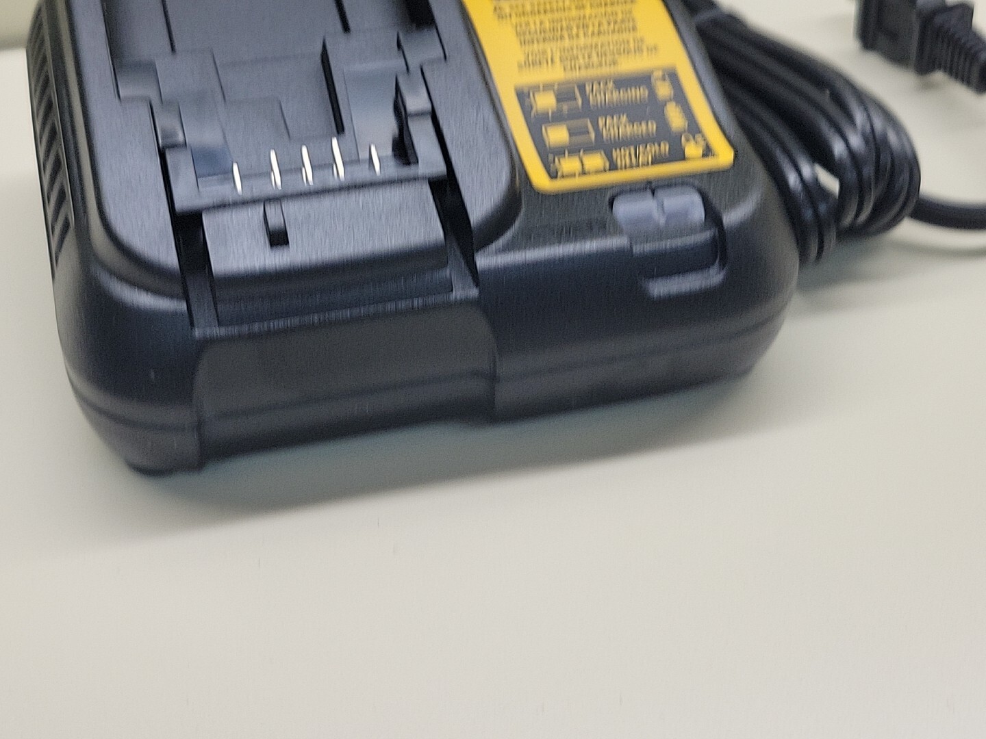 DEWALT DCB107 Lithium-Ion 12v 20v Battery Charger NEW
