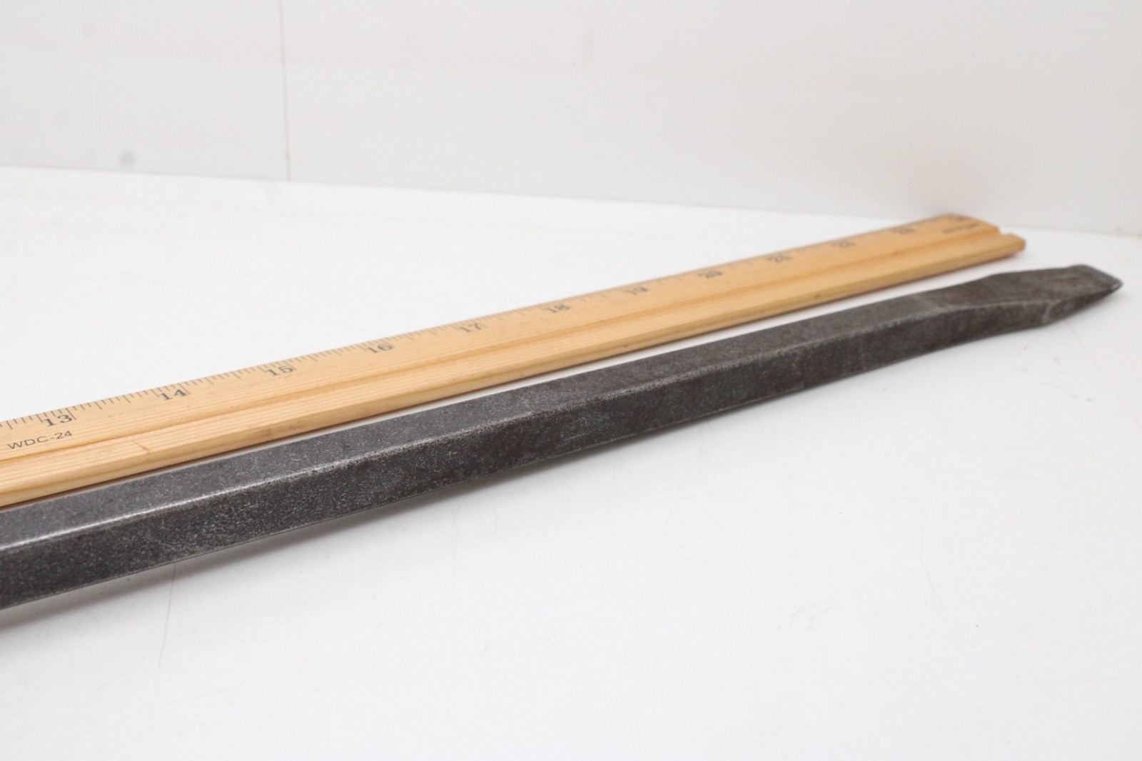 Unbranded 5/8″ Blade 18″ Long Shaft Flat Hard Maroon Handle Screwdriver