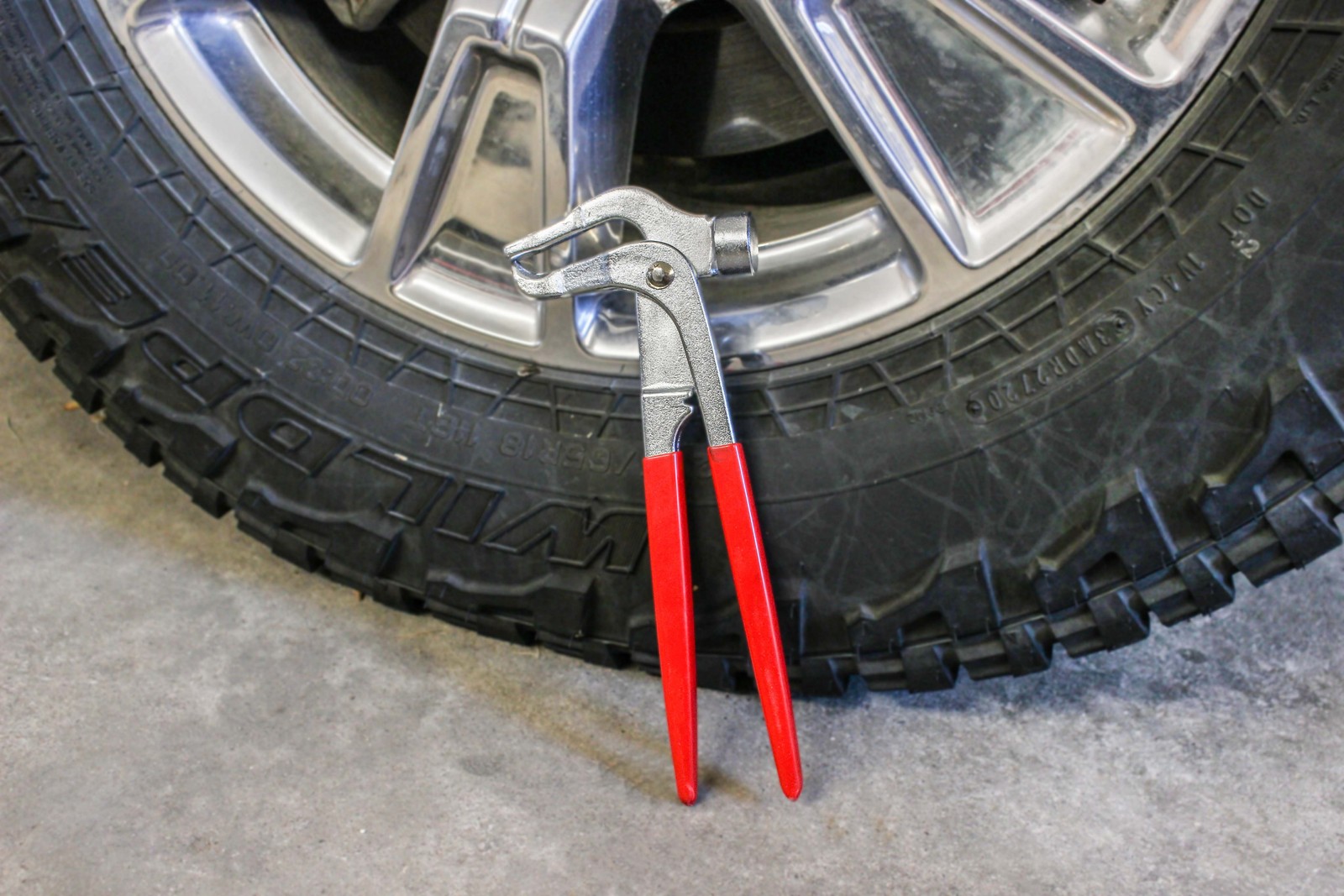 ABN | Wheel Weight Pliers – Wheel Weight Hammer Tool Tire Weight Removal Tool