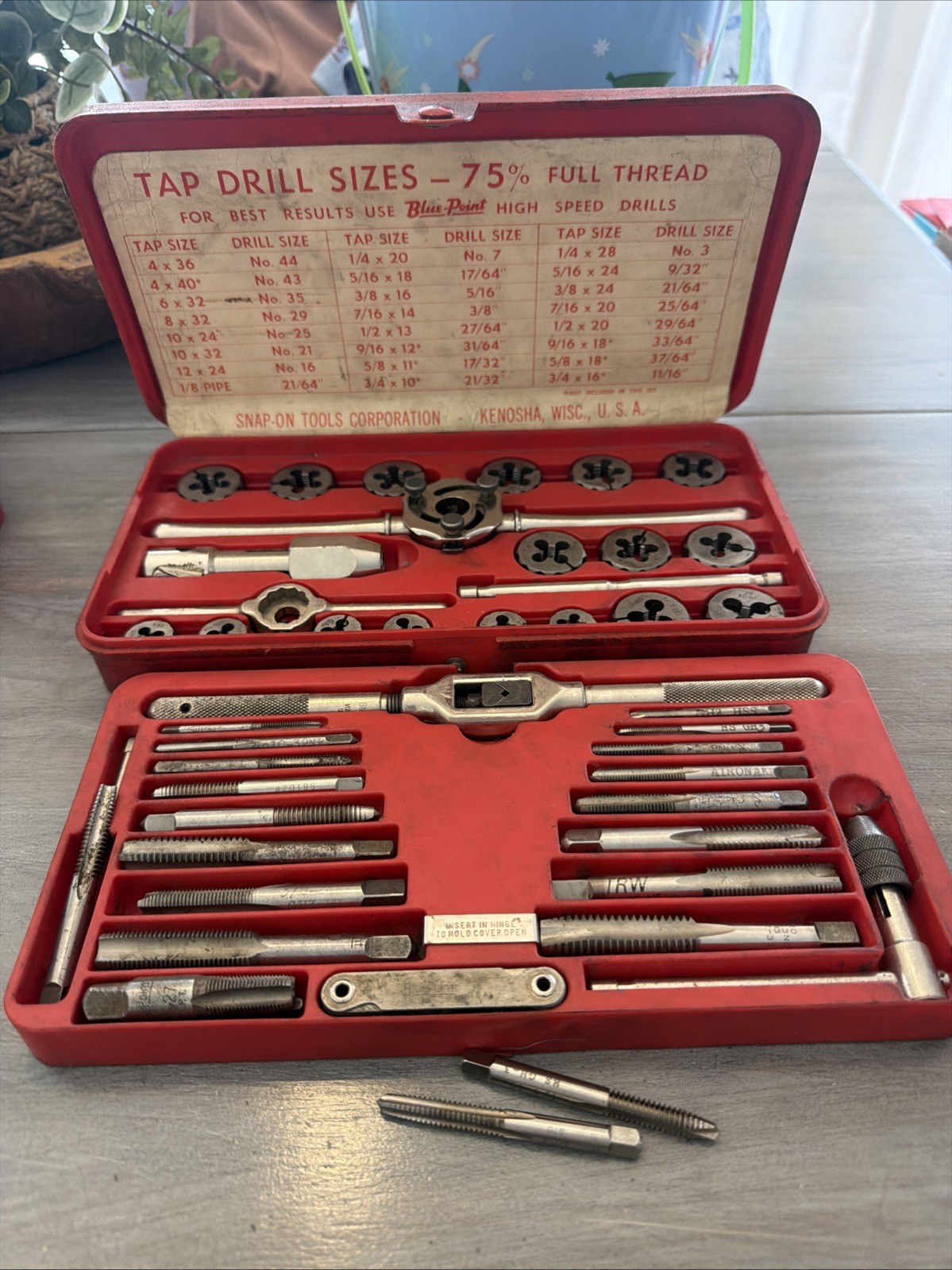 Snap on blue point TD2425 SAE tap and die set