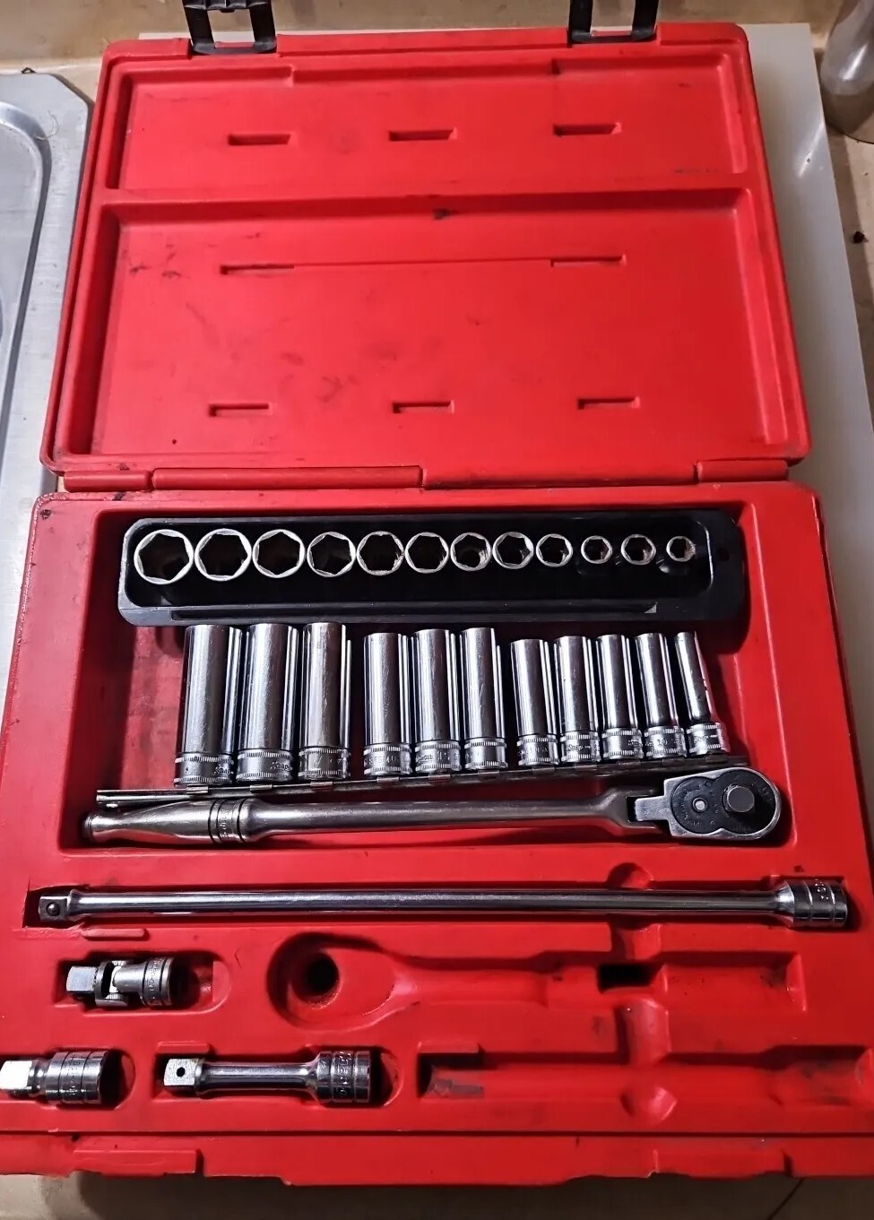 Snap-on Tools 28 pc 3/8″ Drive 6-pt Metric Socket Set w/Flex Ratchet, Extensions